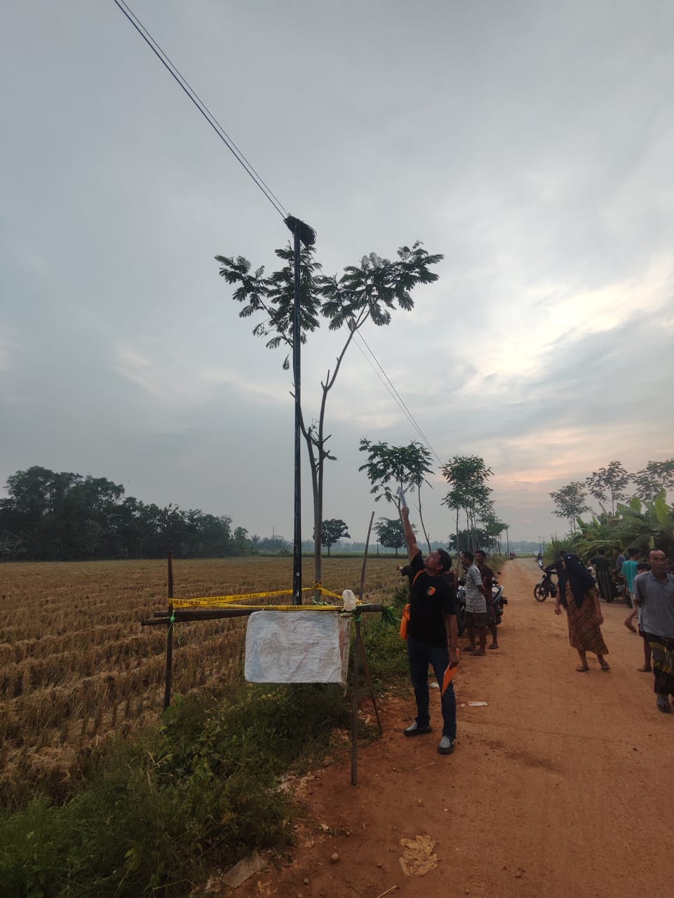 OLAH TKP: Tim Inafis Polres Pekalongan saat melakukan olah tempat kejadian perkara (TKP). Tiang penyangga kabel kini diberi garis polisi.