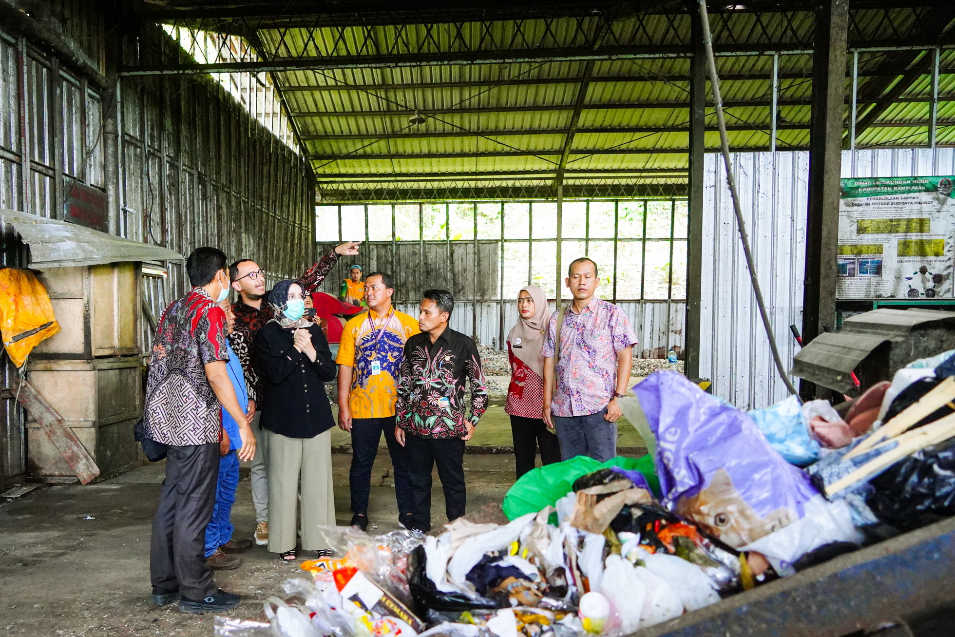KUNJUNGAN - Wakil Walikota Pekalongan H Balgis Diab saat kunjungan studi banding sampah di Kabupaten Banyumas Rabu (16/4/2025).