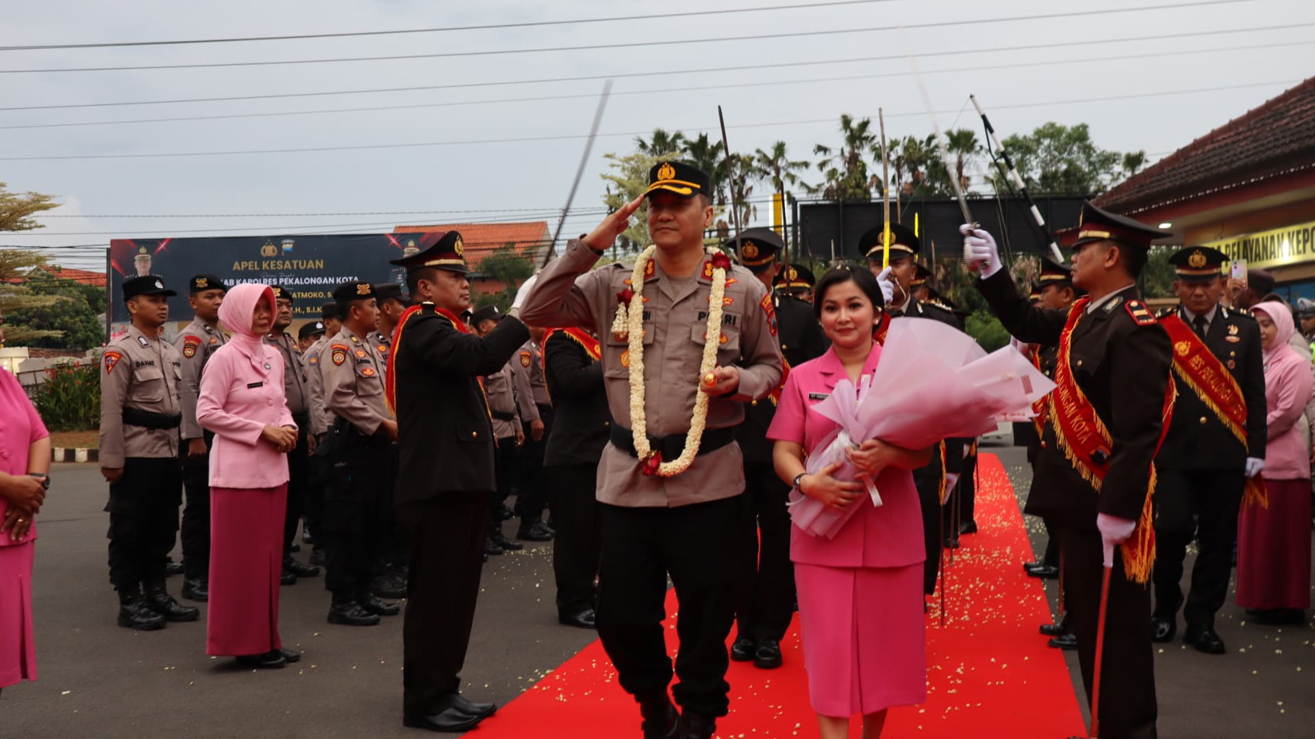 SAMBUT - -Kapolres Pekalongan Kota AKBP Riki Yariandi didampingi istri, Ny. Annissa Riki, saat disambut pedangpora halaman Mapolres setempat, Kamis petang (17/4/2025).