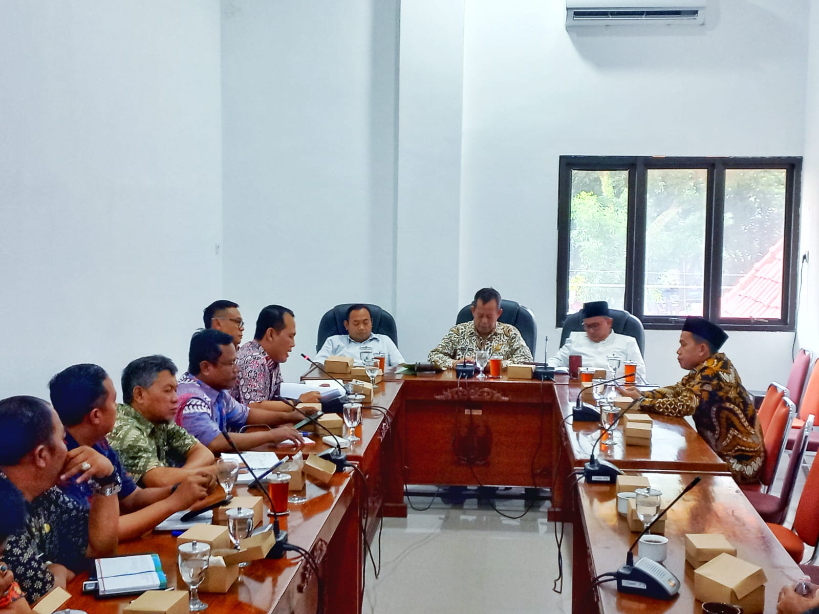 ALIH FUNGSI: DPRD Kabupaten Pekalongan, Komisi A, dan OPD terkait, saat rapat membahas rencana alih fungsi KUA Wonokerto jadi koramil.