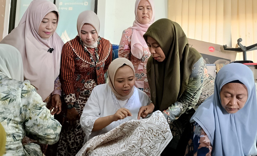 MEMBATIK: Ketua Tim Penggerak PKK yang juga menjabat Ketua Dekranasda Batang Faelasufa Faiz belajar membatik Rifaiyah sebagai batik tradisi.