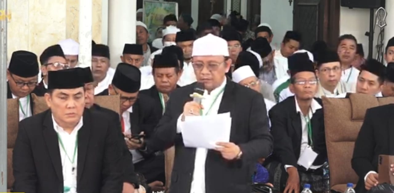 KUKUHKAN JATMA ASWAJA : Pengukuhan Jatma Aswaja di dalam Pengajian Rutinan Kliwonan di Kanzus Sholawat, Noyontaan, Kota Pekalongan, Jumat 18 April 2025.