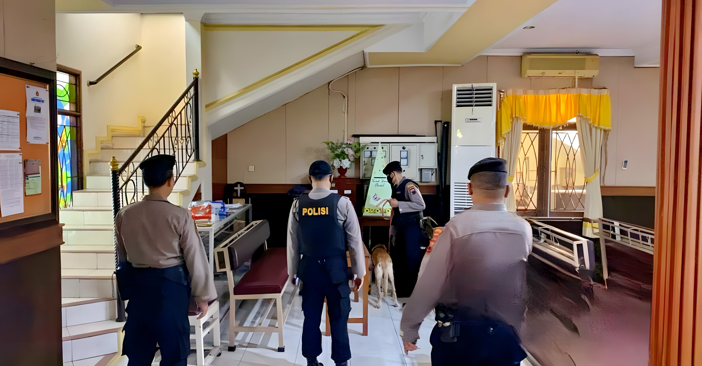 PERIKSA - Tim K9 Polres Pekalongan Kota saat sterilisasi Gereja jelang perayaan paskah.
