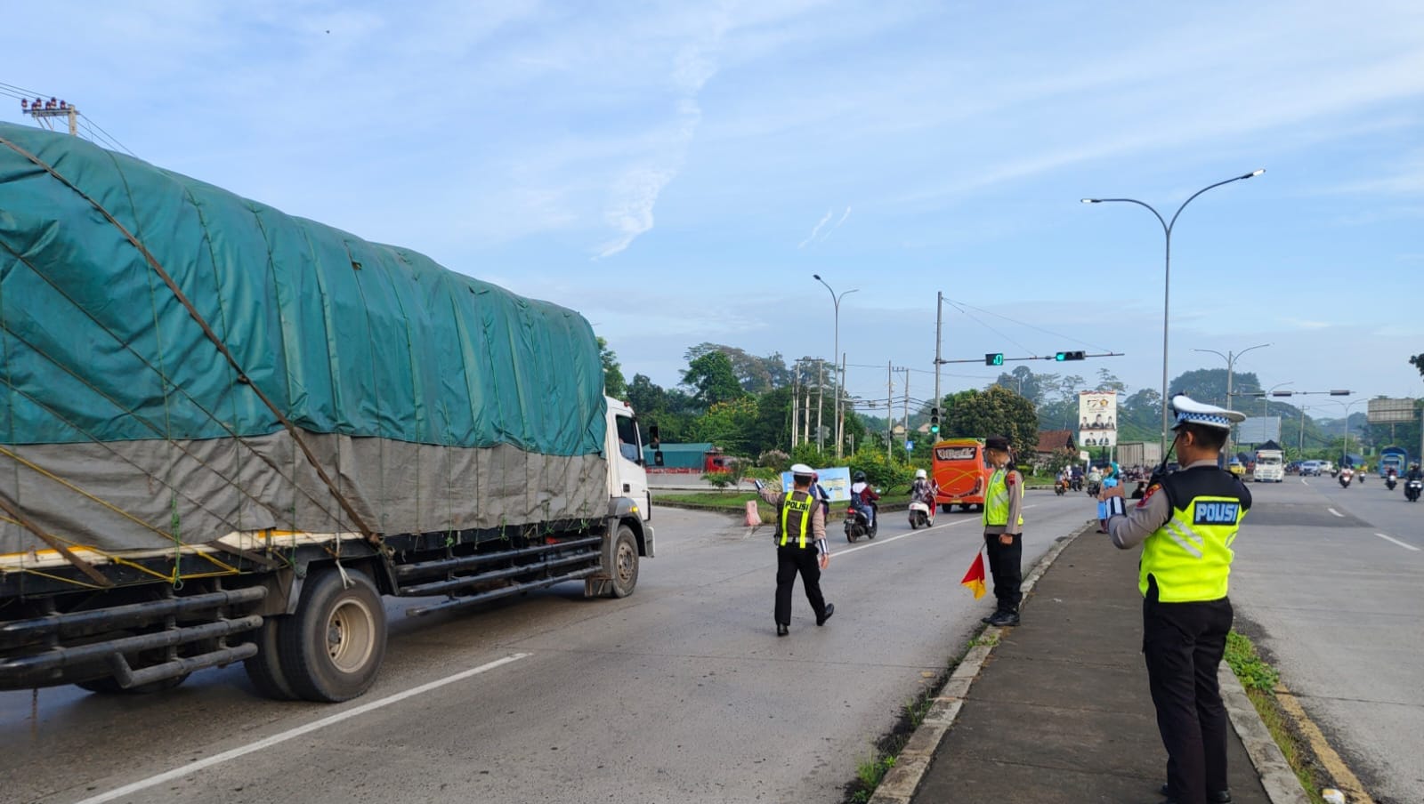 PEMBATASAN: Satlantas Polres Batang bersama tim gabungan melakukan sosialisasi di Exit Tol Kandeman.