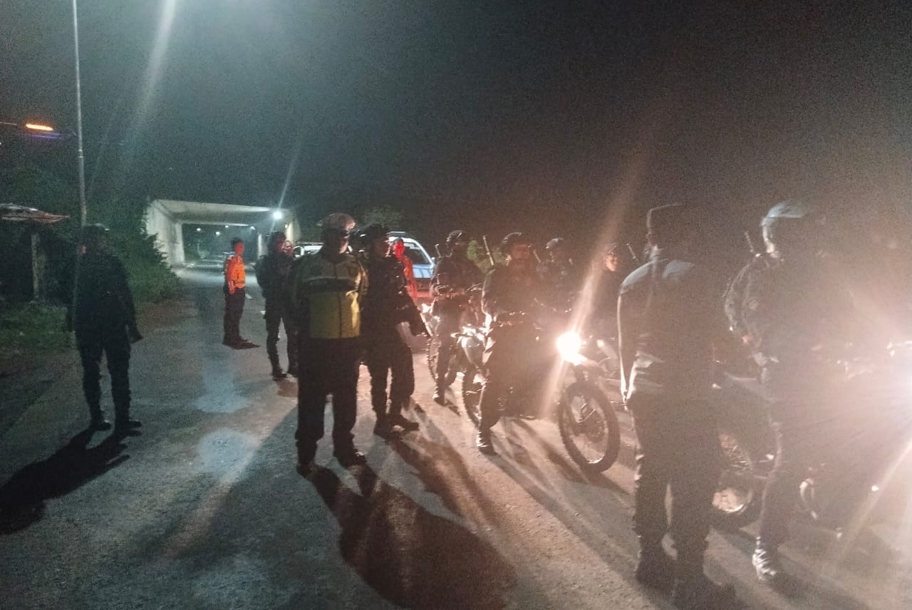 BALAP LIAR: Petugas patroli Polres Pekalongan saat menertibkan aksi balap liar di wilayah Kecamatan Sragi, Sabtu (19/4/2025) dini hari.