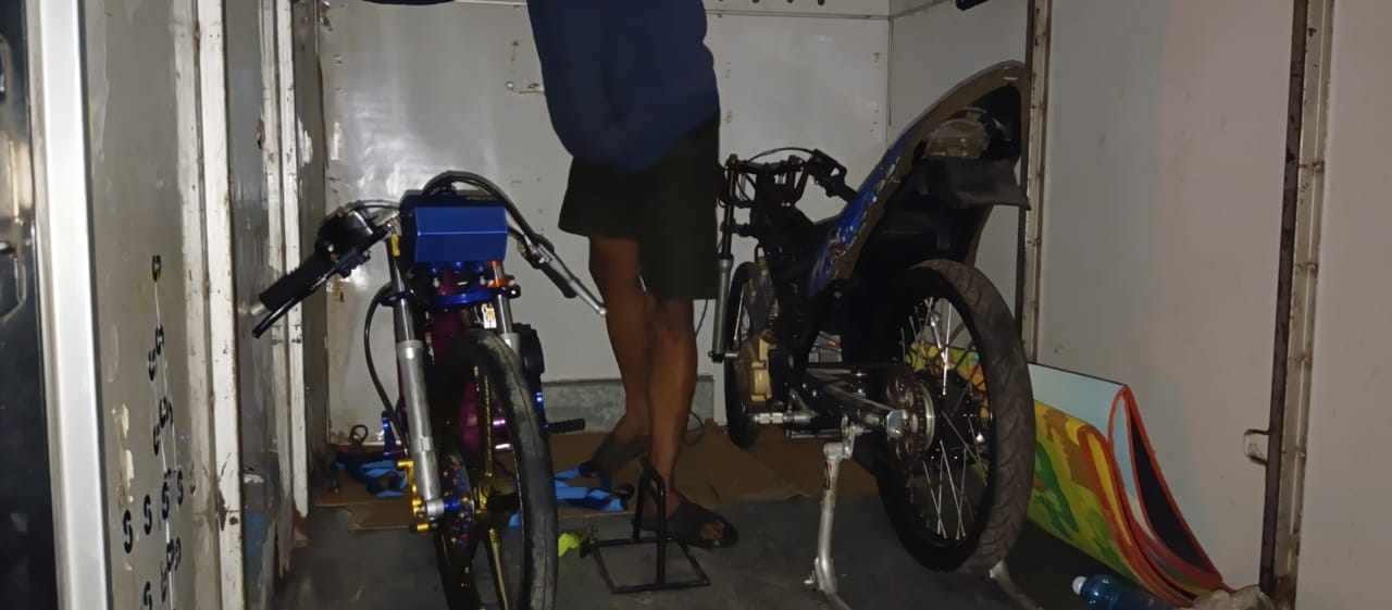 DIAMANKAN: Dua sepeda motor balap liar drag dan satu mobil pengangkut diamankan Polres Pekalongan, Sabtu (19/4/2025) dini hari.