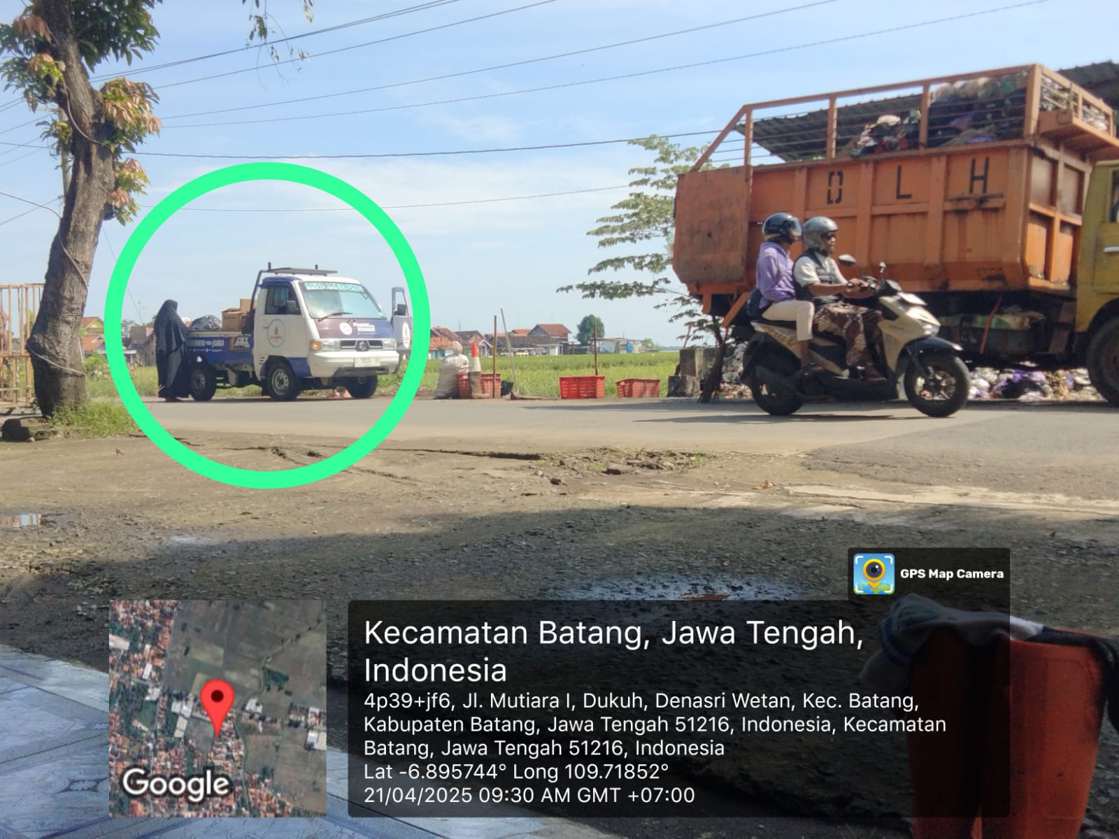 Sebuah mobil pickup yang ditengarai dari luar daerah kedapatan membuang sampah di wilayah Kabupaten Batang.