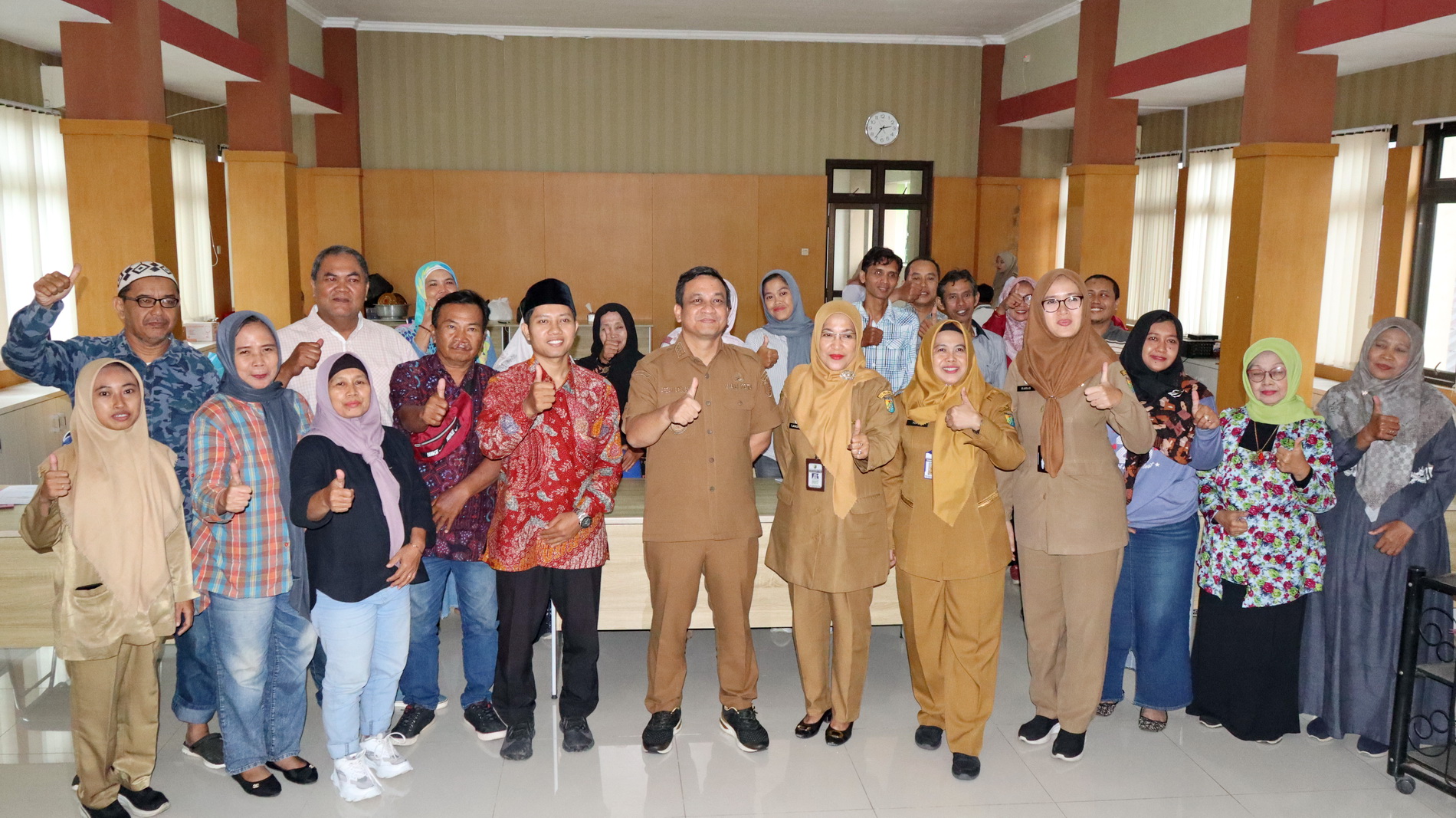 MOTIVASI - Wali Kota Pekalongan, HA Afzan Arslan Djunaid berfoto bersama pelaku UMKM, dalam acara Fasilitasi Sertifikasi Halal di Aula Dindagkop, Senin (21/4/2025).