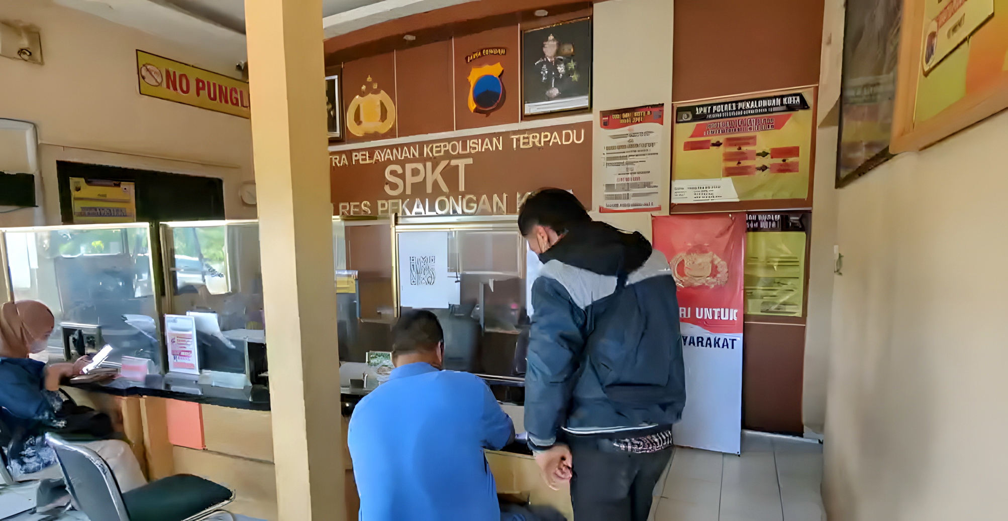 LAPORAN &ndash; Korban ijazah ditahan perusahaan saat lapor di ruang SPKT Polres Pekalongan Kota, Senin (21/4/2025).