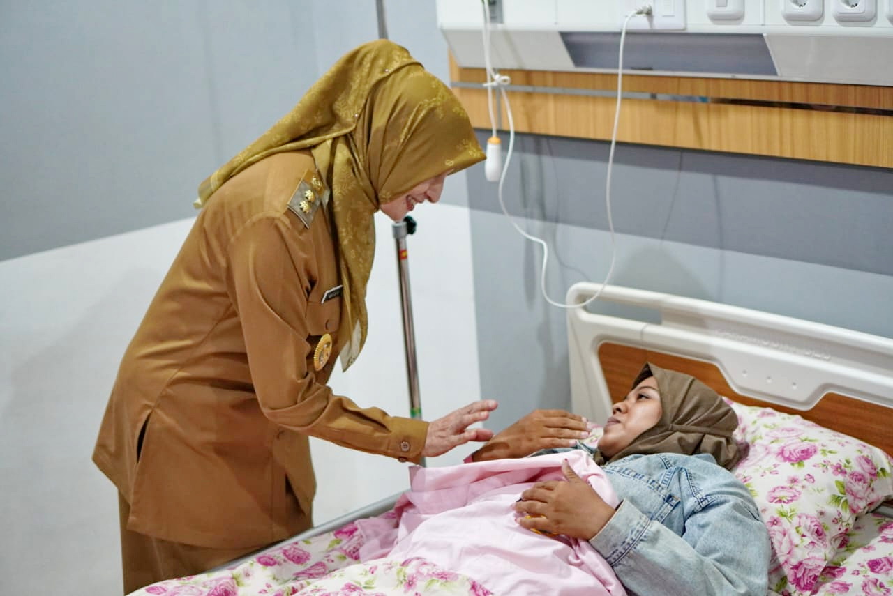 TINJAU - Wakil WaliKota Pekalongan Hj Balgis Diab, saat meninjau pelaksanaan KB serentak di Rumah Sakit HA Zaky Djunaid, Senin (21/4/2024)