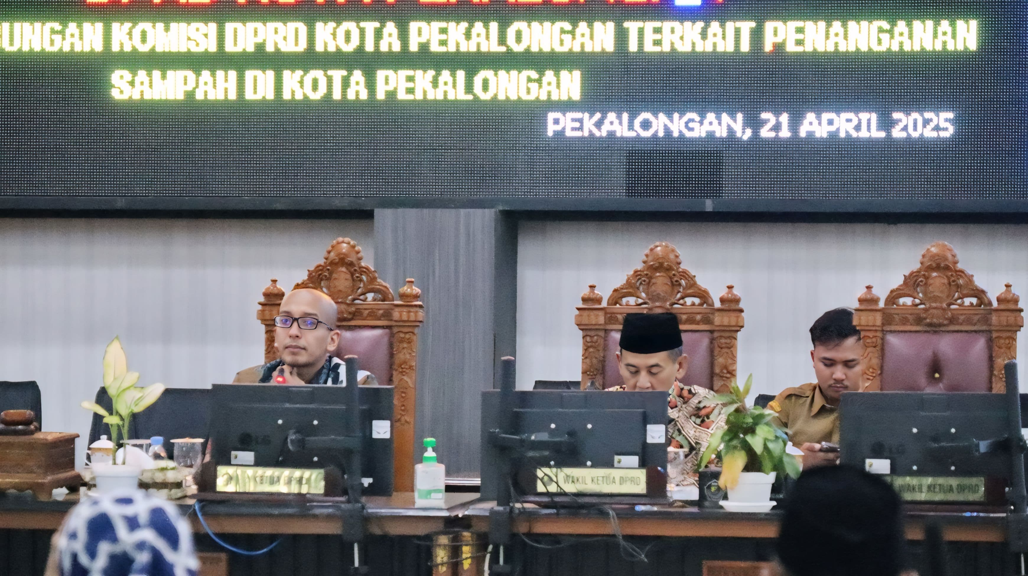 RAPAT - Ketua DPRD Kota Pekalongan, Mohamad Azmi Basyir saat memimpin rapat rapat Gabungan Komisi, tentang Penanganan Sampah di ruang sidang Paripurna, Senin (21/4/2025).