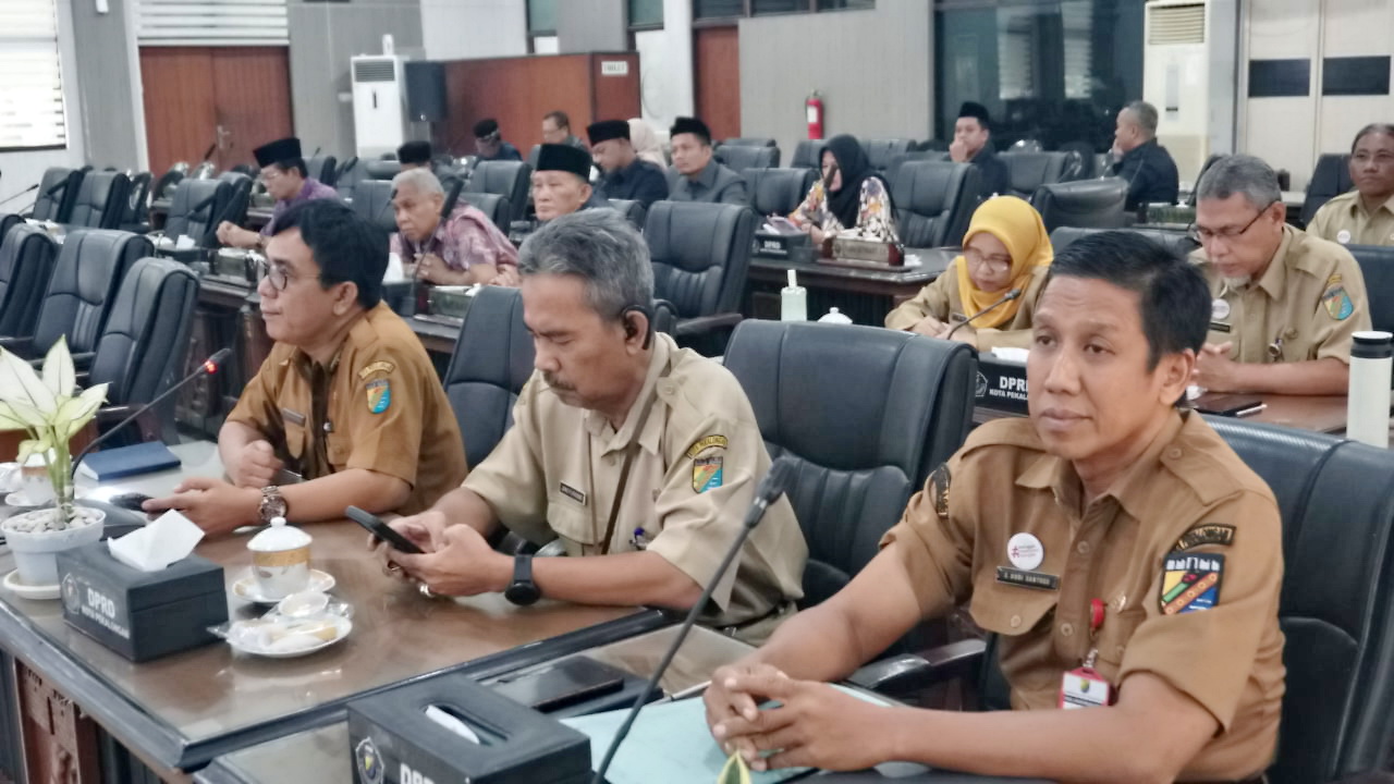 RAPAT - Sekda Kota Pekalongan Bersama jajaran saar mengikuti rapat gabungan Komisi DPRD dan TAPD, Senin (21/4/2025).