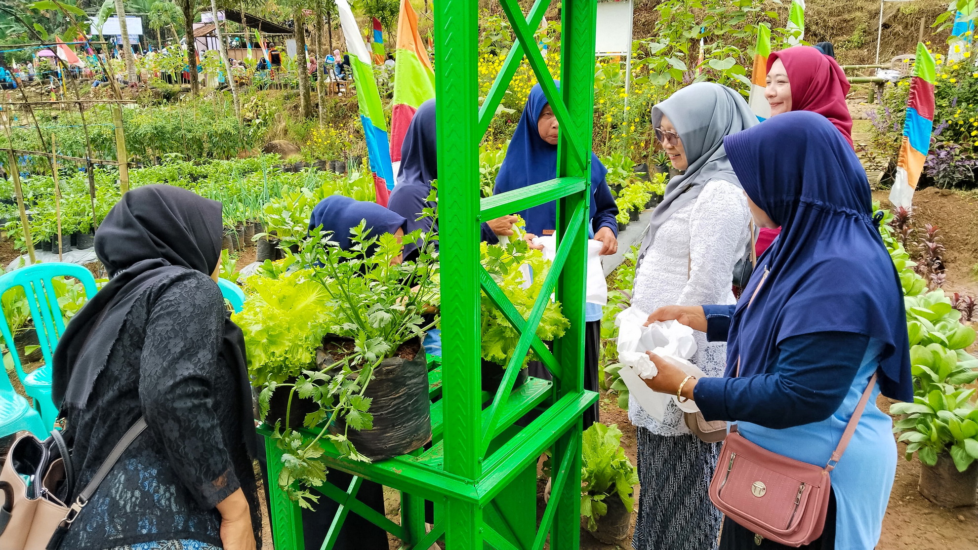 KUNJUNGAN: Wakil Ketua PPPKK Batang Sri Rejeki Suyono saat meresmikan area wisata dukuh Siwarak di Desa Selokarto Kecamatan Pecalungan, Senin&nbsp;(21/04/2025).