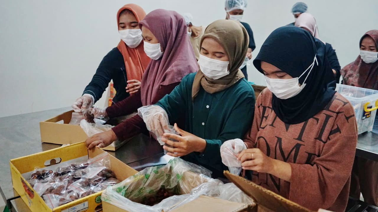 SIAPKAN MENU - Pekerja di salah satu Dapur MBG di Kota Pekalongan saat siapkan menu makan.
