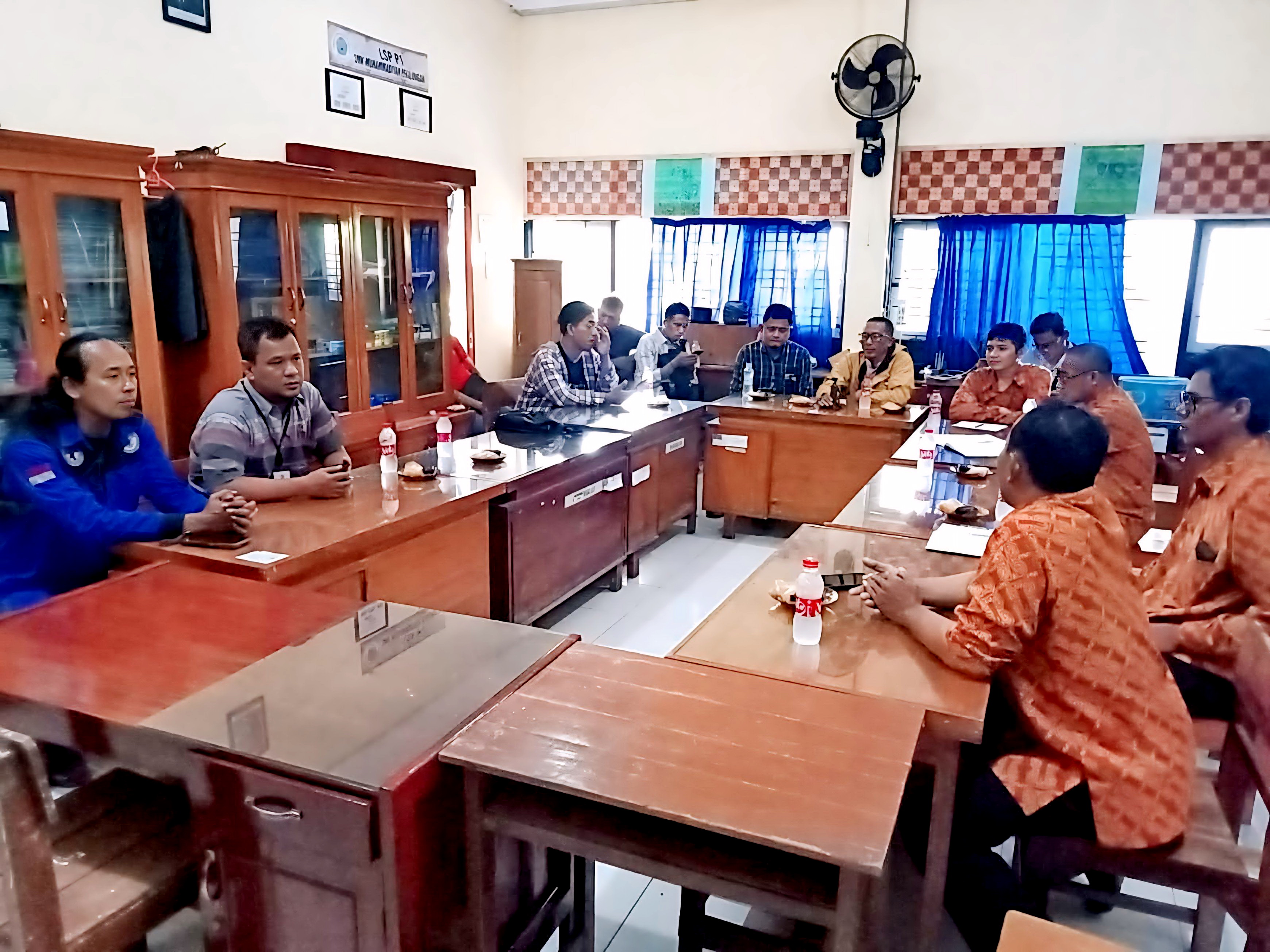 AUDIENSI - Perwakilan pelajar yang ijazahnya ditahan saat beraudiensi dengan Kepsek dan Guru Kepala SMK Muhammadiyah Pekalongan, Selasa (22/4/2025).