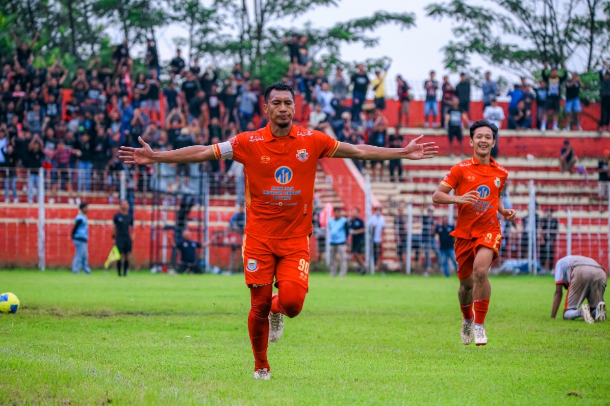Pemain Persibat Batang saat melakukan selebrasi usai mencetak gol.