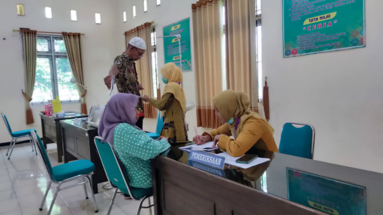 CEK KESEHATAN - Calhaj Kota Pekalongan saat melakukan kesehatan di salah satu Puskesmas.