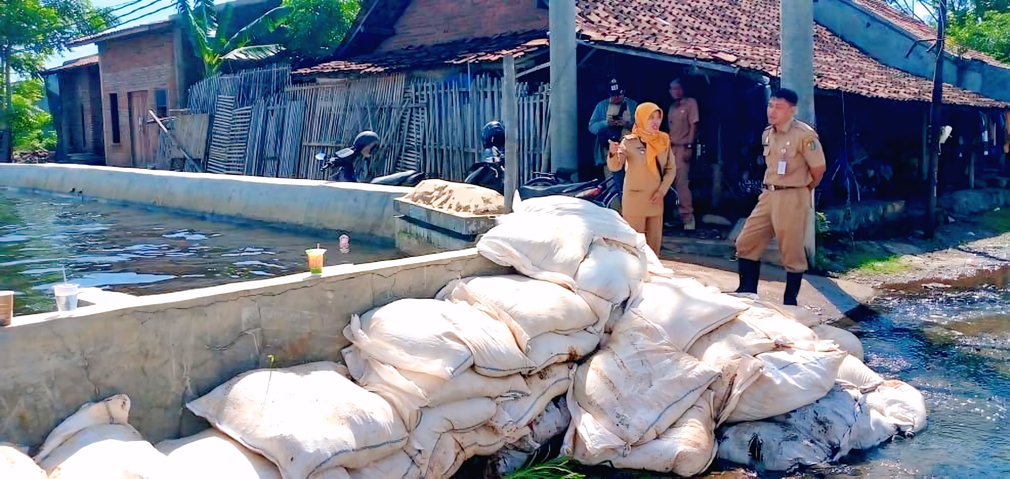 CEK TANGGUL - DPUPR Kota Pekalongan saat tinjau lokasi tanggul jebol wilayah Pasirsari, di Selasa (22/4/2025).