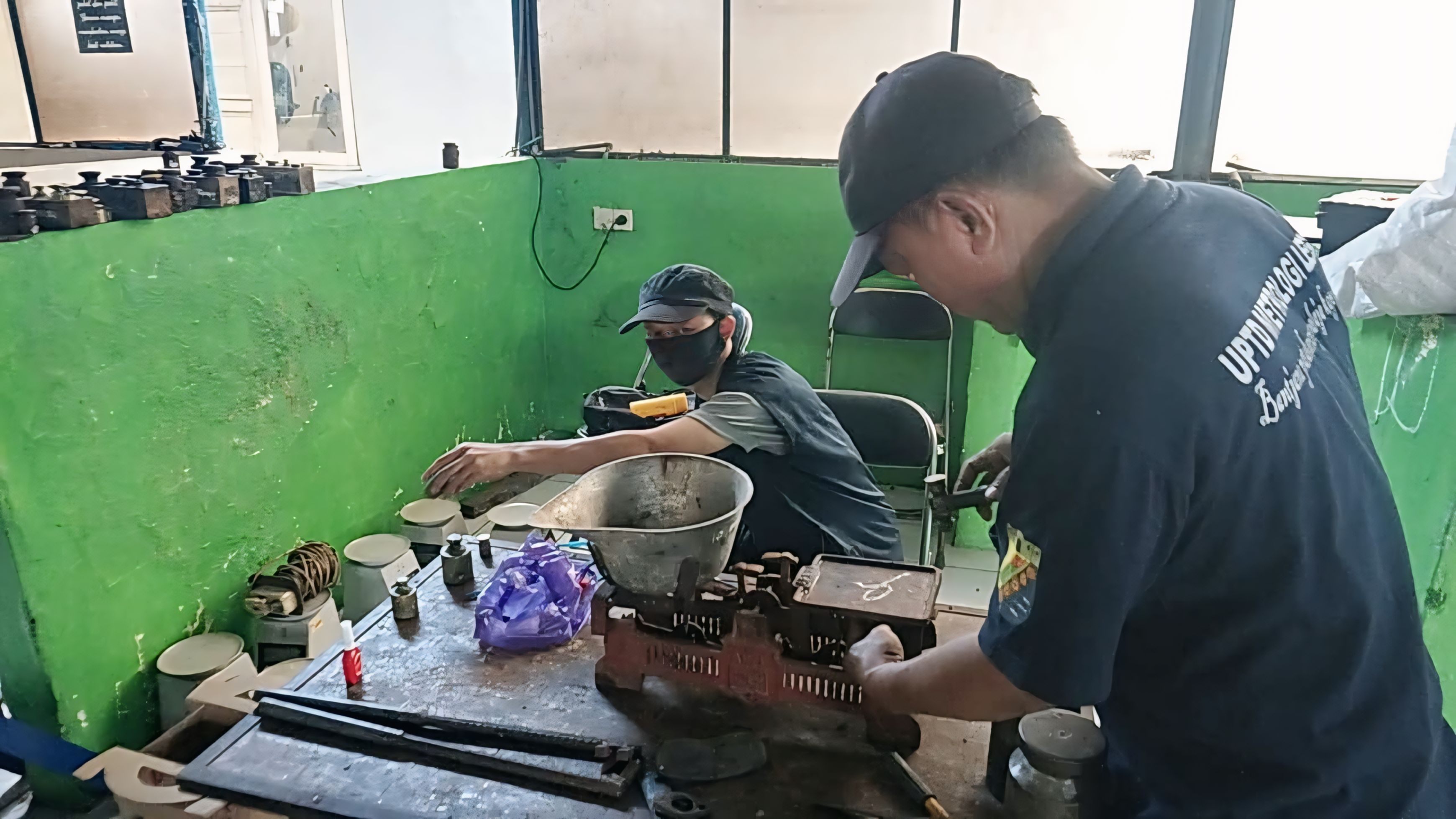 TERA ULANG - Tim UPTD Metrologi Legal Kota Pekalongan saat mentera ulang tibangan miliki pedagang pasar setempat.