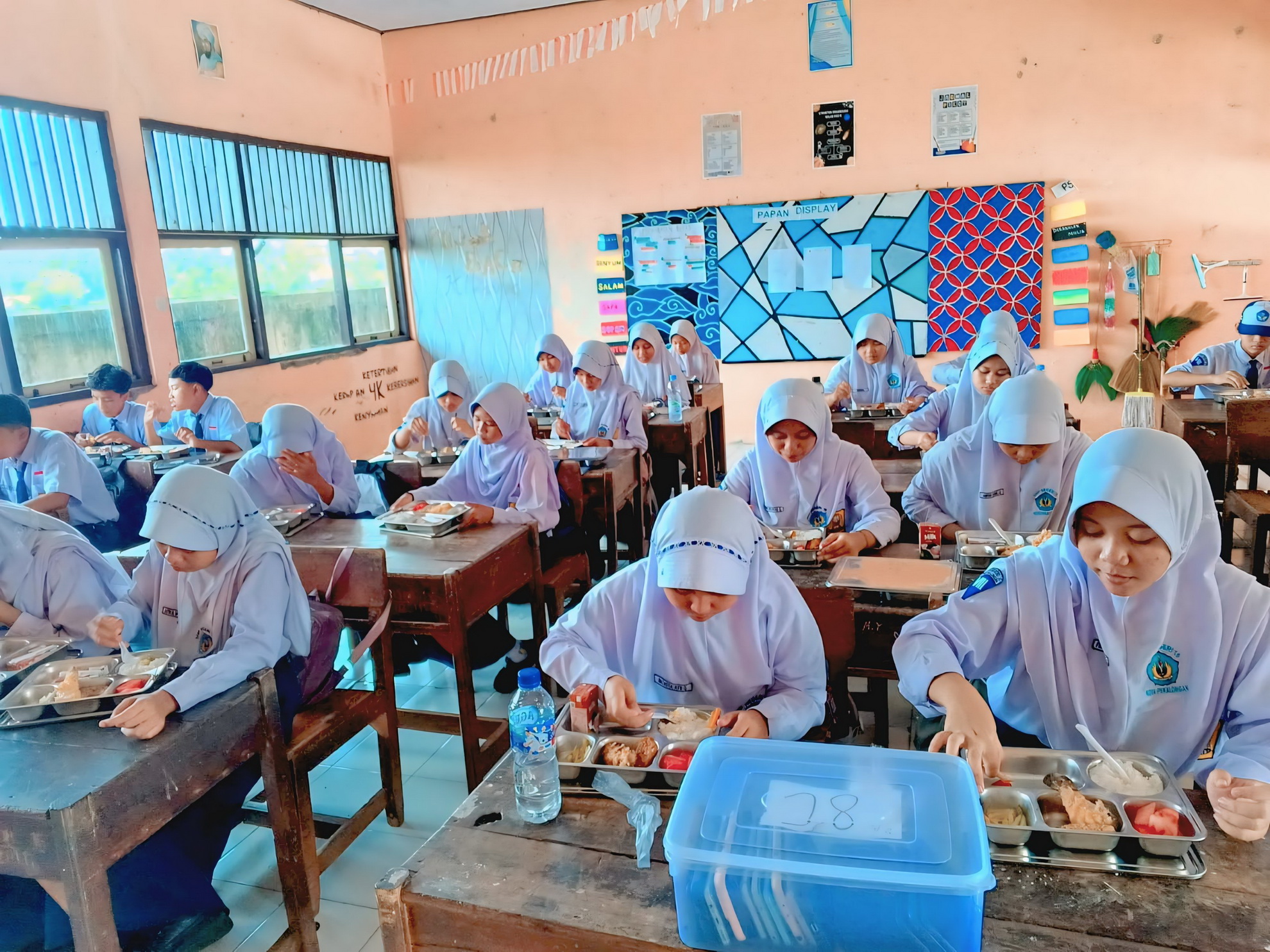 MAKAN BERSAMA &ndash; Pelajar SMPN 14 saat makan siang bersama di kelas menu Makan Bergizi Gratis.