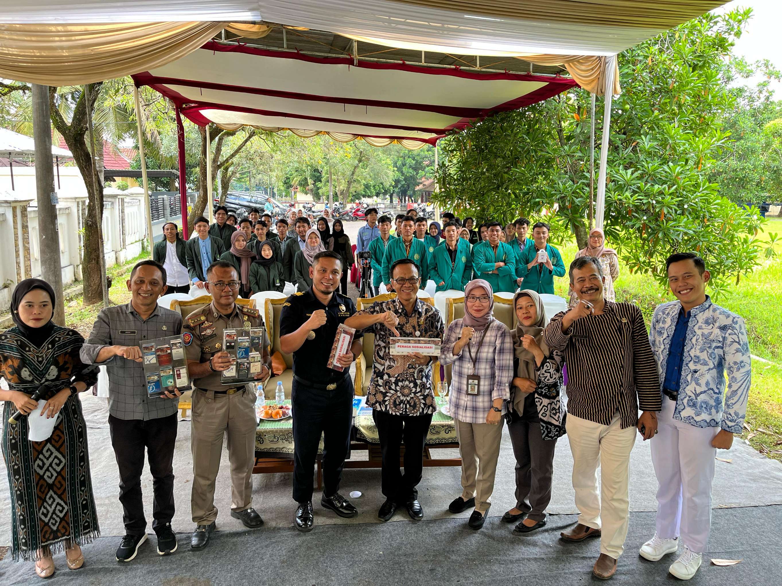 GEMPUR ROKOK ILEGAL: Narasumber berfoto bersama audiens usai sosialisasi gempur rokok ilegal yang digelar Pemkab Pelalongan melalui Dinkominfo, di Radio Kota Santri (RKS), Selasa (22/4/2025).