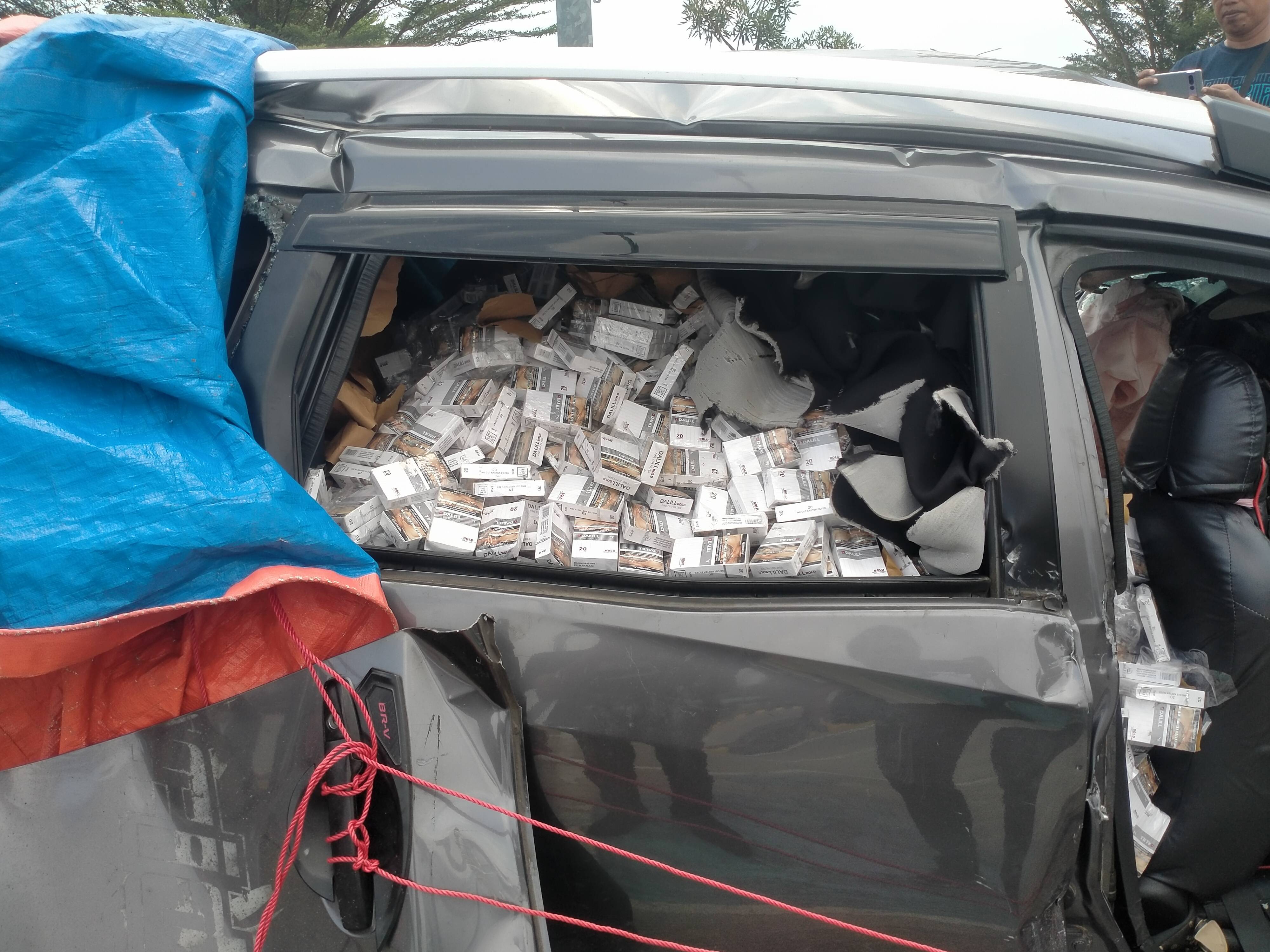 ROKOK ILEGAL: Kondisi mobil Honda BRV yang mengangkut rokok ilegal saat masih diamankan di Gerbang Tol Pekalongan usai kecelakaan.