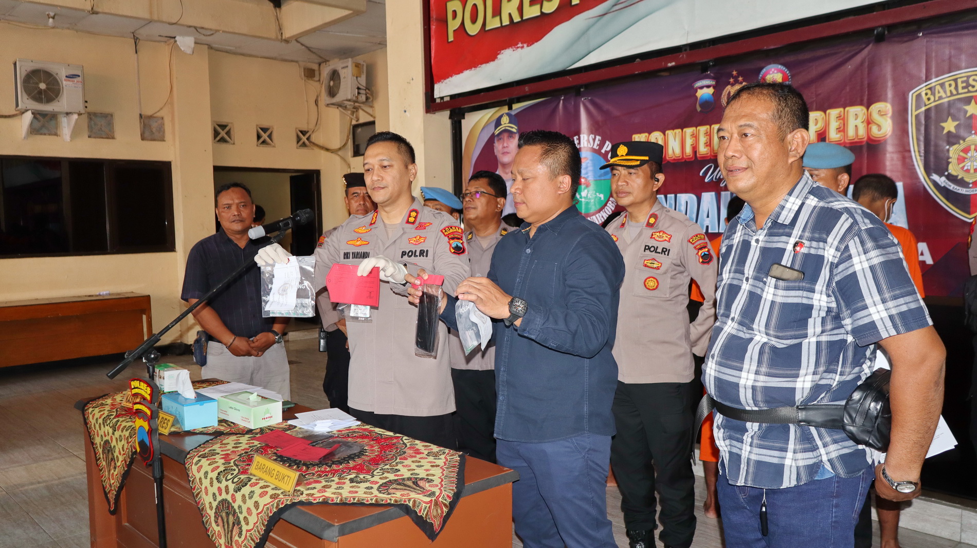 TUJUNKAN - Kapolres Pekalongan Kota AKBP Riki Yariandi tunjukkan BB narkoba, dalam konferensi pers yang digelar di Mapolres setempat pada Rabu (23/4/2025).