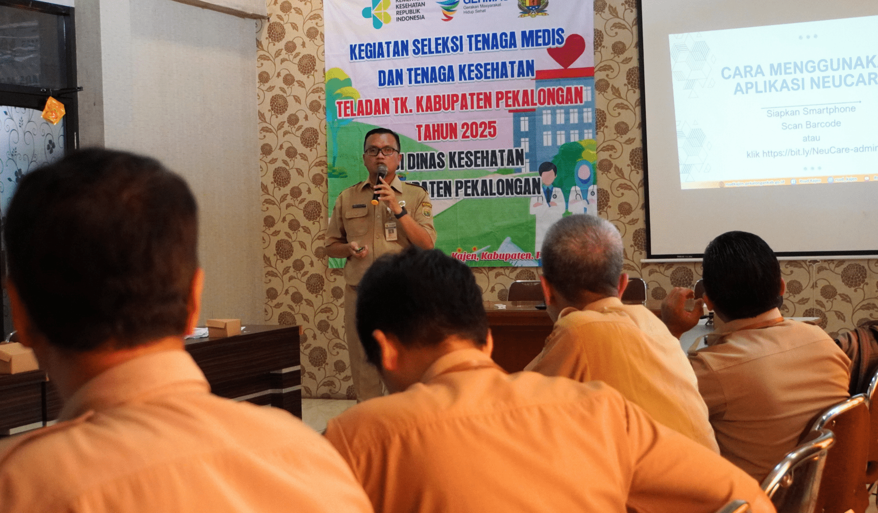 NAKES TELADAN: Direktur RSUD Kajen dr. Imam Prasetyo saat memaparkan aplikasi rancangannya di hadapan tim penilai ajang Tenaga Medis dan Tenaga Kesehatan Teladan, Senin (21/4/2025).