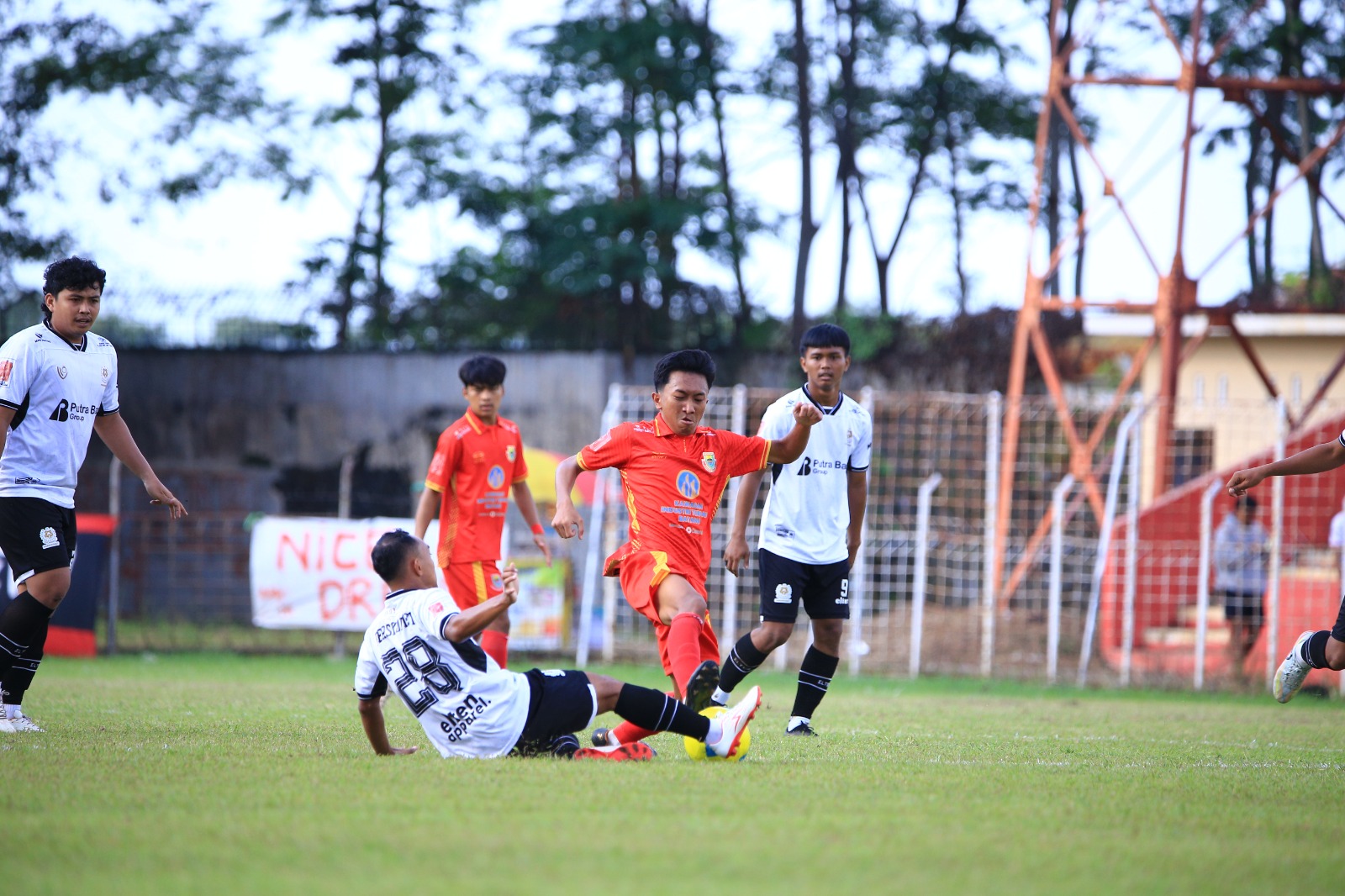BEREBUT BOLA: Pemain Persibat saat berebut bola dengan pemain lawan.