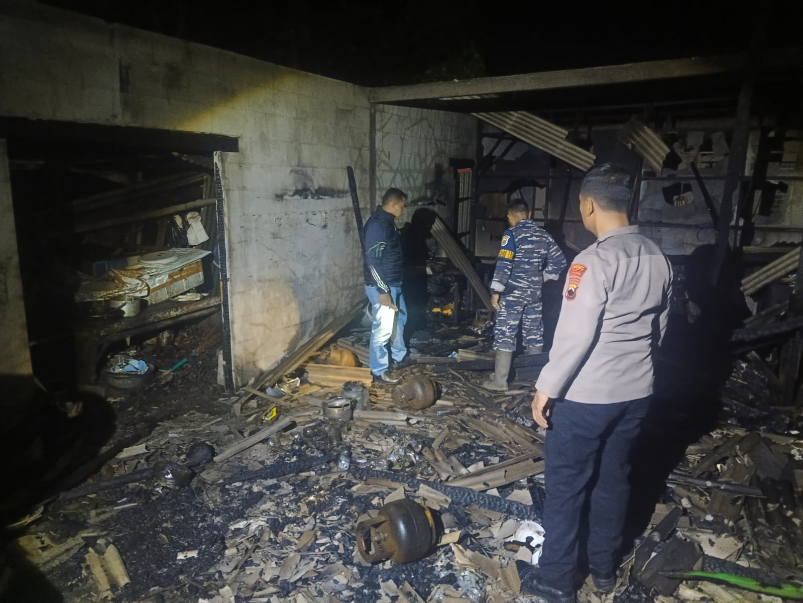 KEBAKARAN: Kondisi warung di kawasan objek wisata Pantai Wonokerto, Kabupaten Pekalongan, usai terbakar, Rabu (23/4/2025) malam.