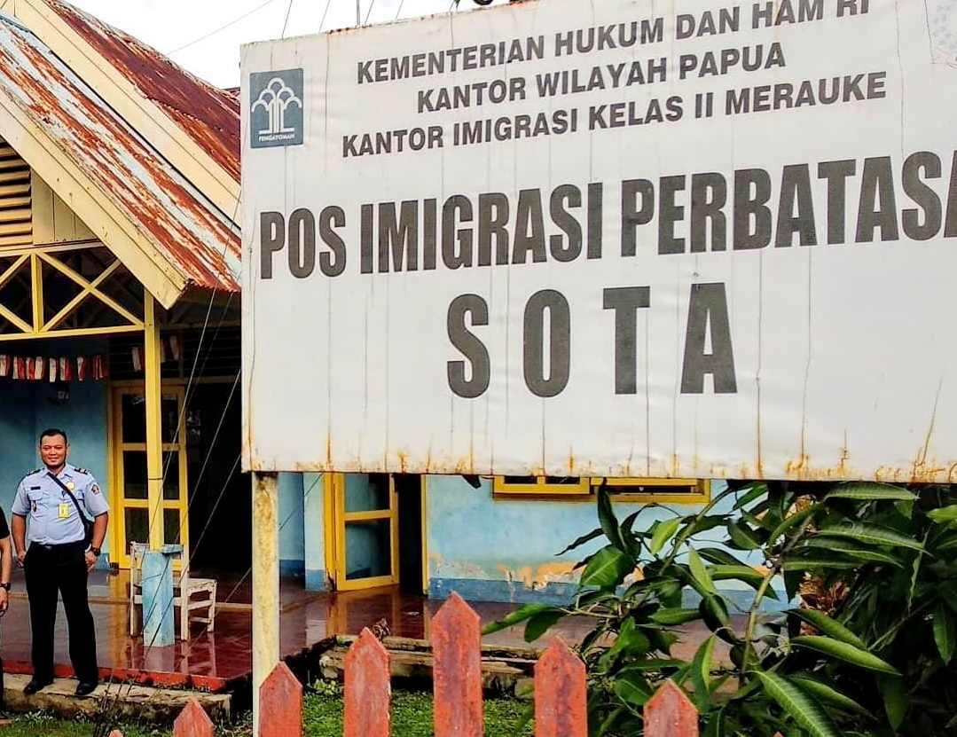 PERBATASAN - Roni Handoko saat bertugas di di daerah perbatasan RI-Papua Nugini, sebagai Kasi Informasi dan Sarana Komunikasi Keimigrasian.