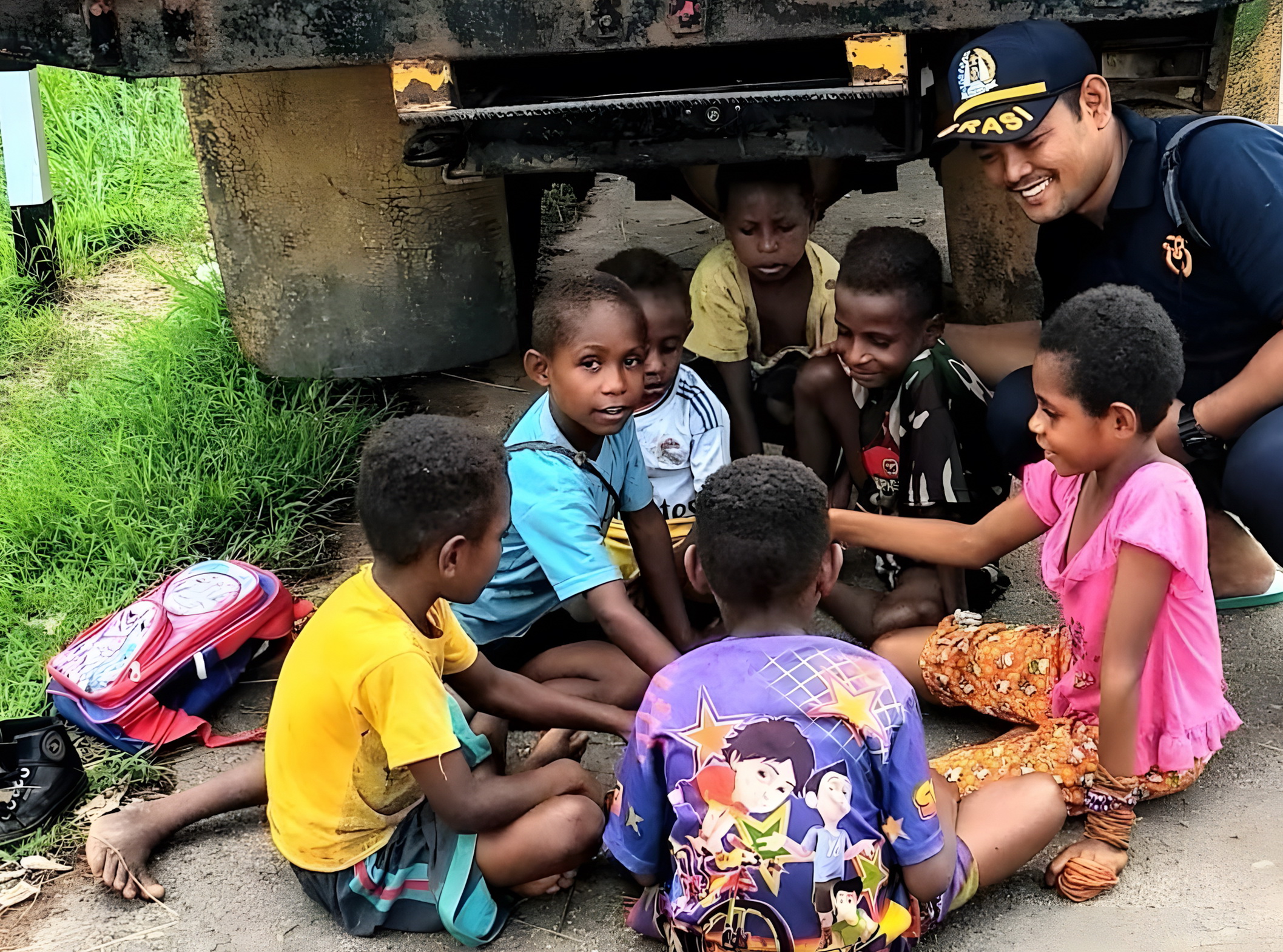 BERCENGKRAMA - Di sela sela bertugas Roni saat bercengkrama dengan anak-anak Papua.