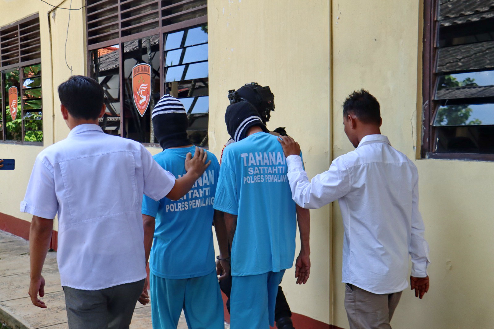 DIGELANDANG - Pelaku pencabulan saat digelandang di Mapolres Pemalang untuk diperiksa, pada Rabu (23/4/2025).