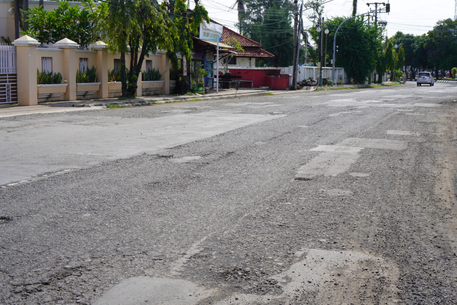 JALAN RUSAK &ndash; Penampakan jalan Diponegoro yang sudah lama rusak, jalan aspal mulai rontok dan bergelombang, yang akan diperbaiki.