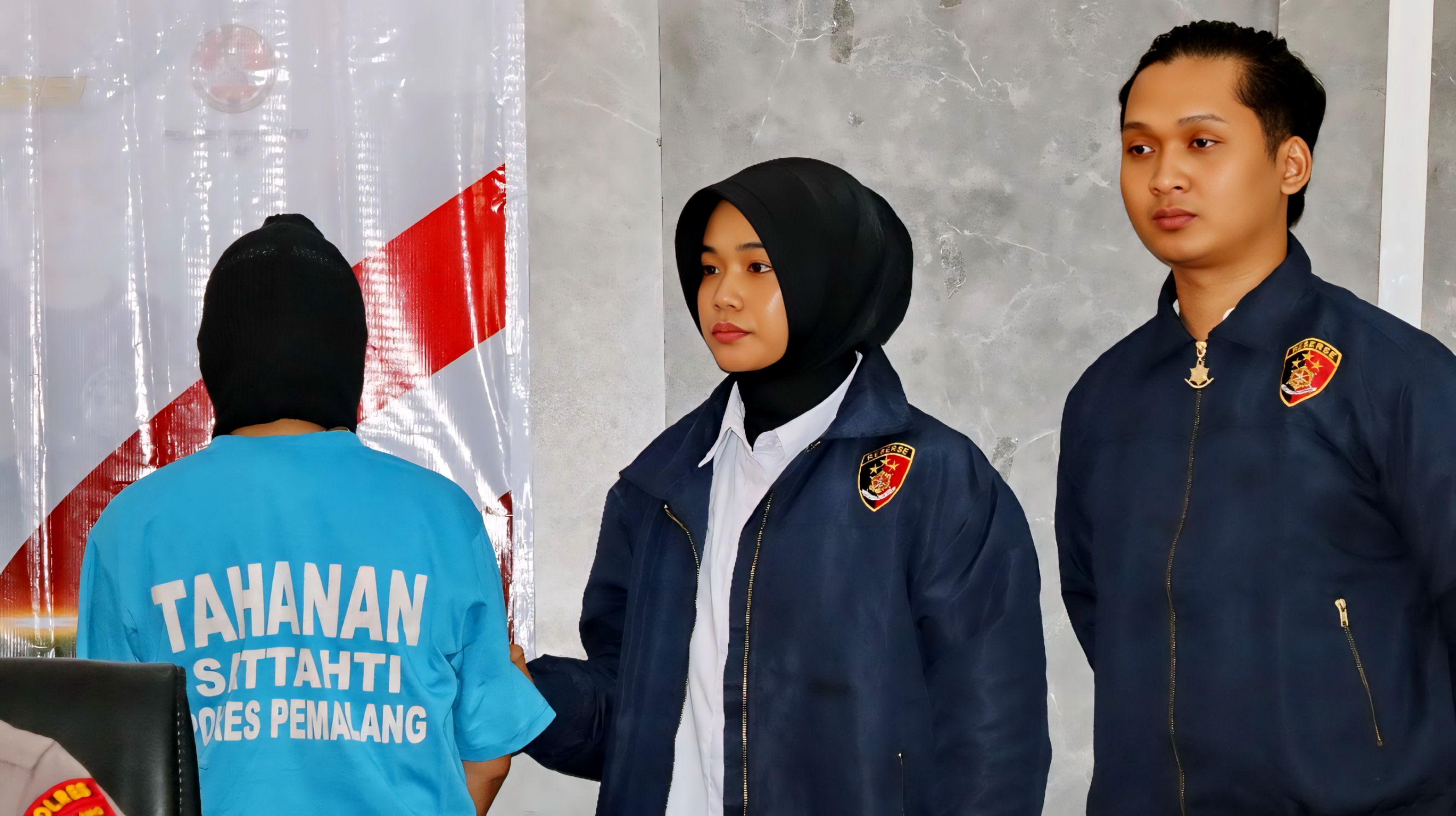 KETERANGAN - Pelaku penipuan puluhan orang, hingga kerugian Milyaran, saat dimintai keterangan di Mapolres Pemalang.