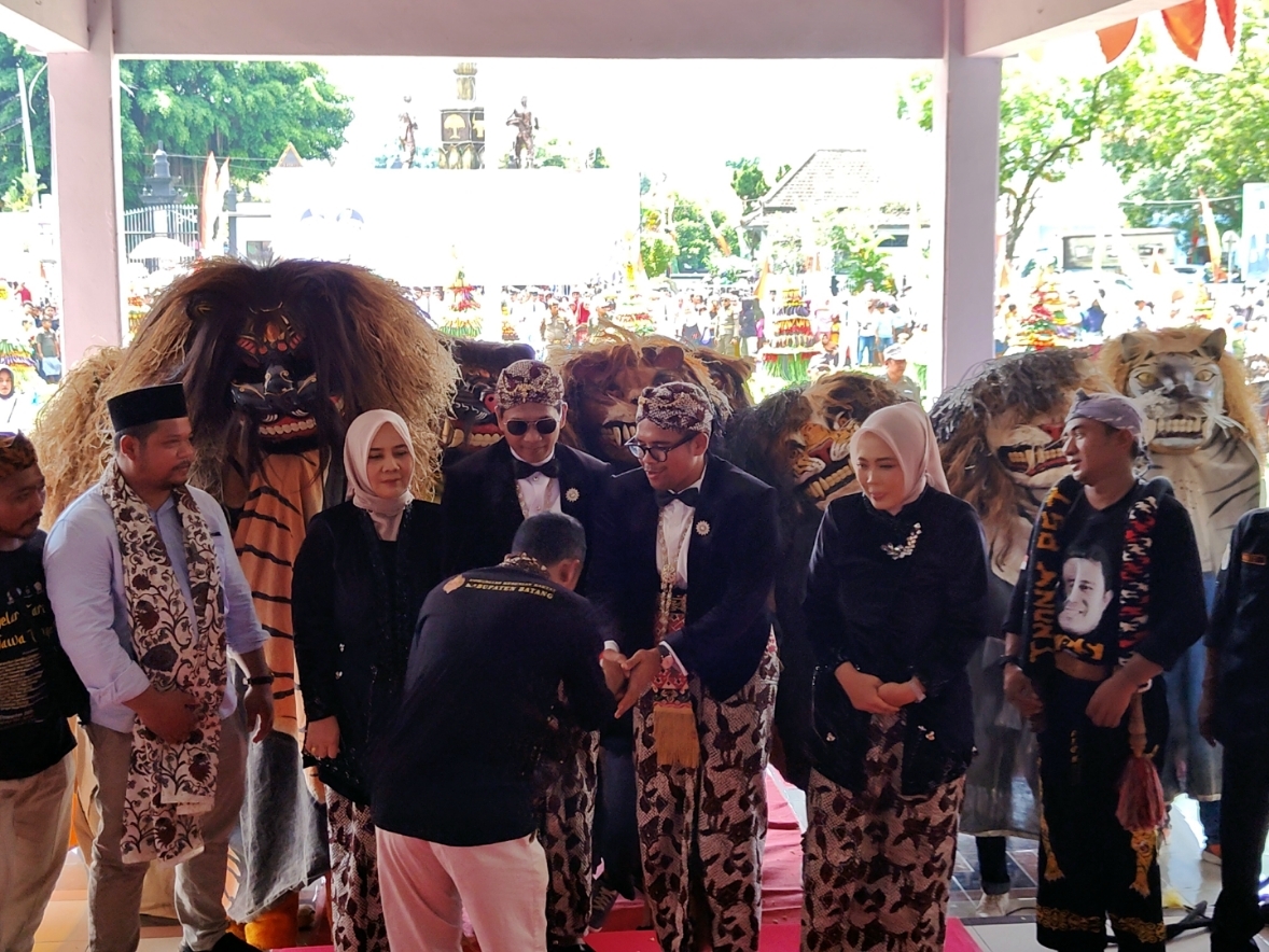 KIRAB BUDAYA: Rombongan barongan menampilkan atraksi dalam kirab budaya Kabupaten Batang.