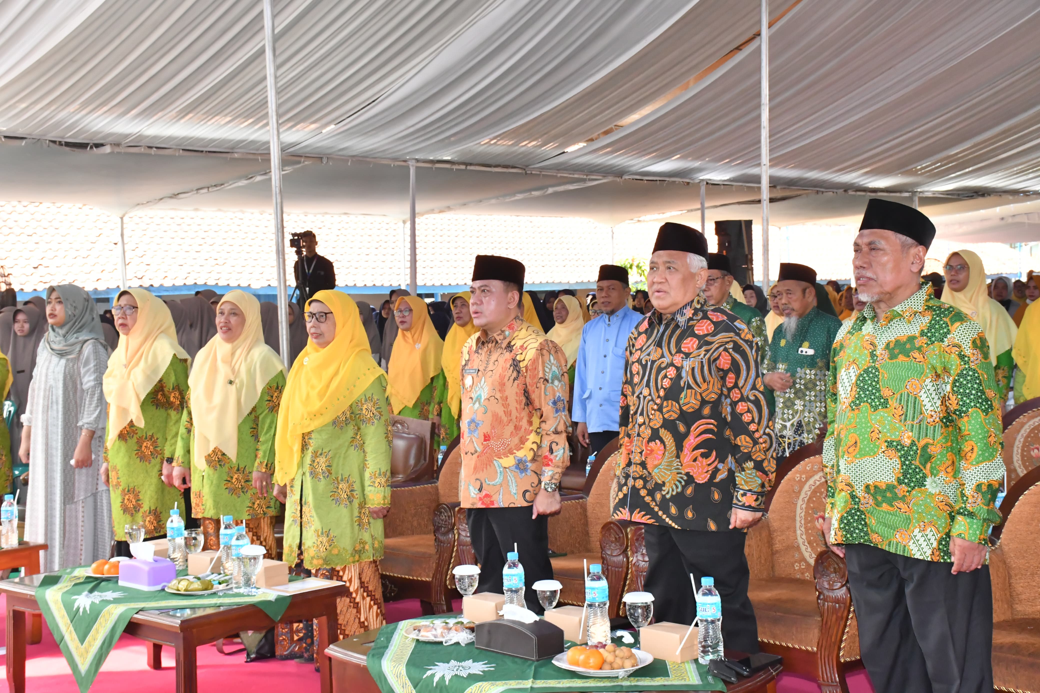 ORGANISASI KEAGAMAAN: Din Syamsudin saat menghadiri halalbihalal warga Muhammadiyah dan Aisyiyah Kabupaten Pekalongan di IMBS Pekajangan, Sabtu (26/4/2025).