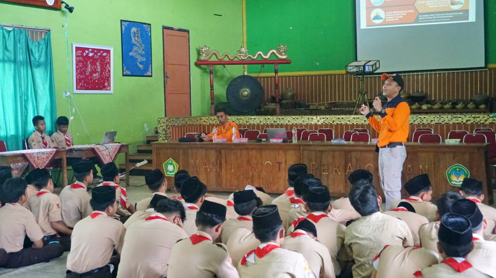 PELATIHAN - Pelajar Madrasah Aliyah Negeri (MAN) 1 Kota Pekalongan saat mengikuti pelatihan kesiapsiagaan ri BPDB Kota Pekalongan, Jumat (25/4/2025).