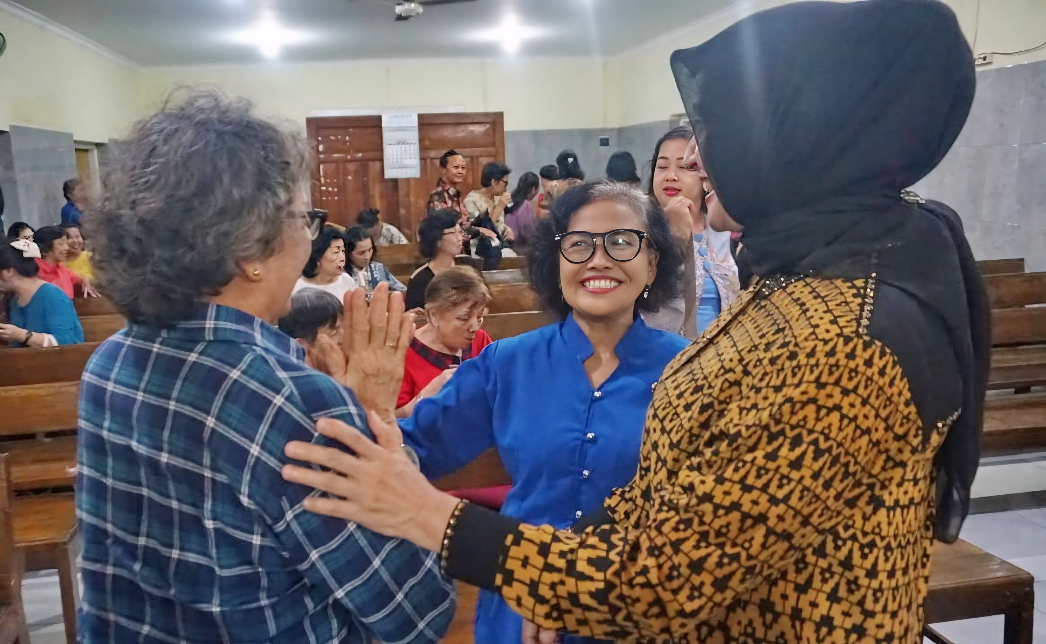 AKRAB - Wawalkot Balgis&nbsp;saat bercengkrama dengan jemaat&nbsp;Gereja Bethel Indonesia di Gereja Baptis Sangkakala, Poncol, Selasa malam (29/4/2025).