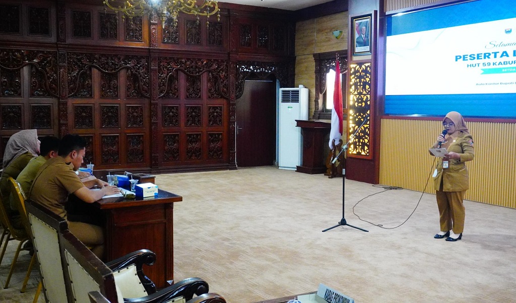 KETERAMPILAN: Salah satu peserta lomba MC menunjukkan kemampuannya.