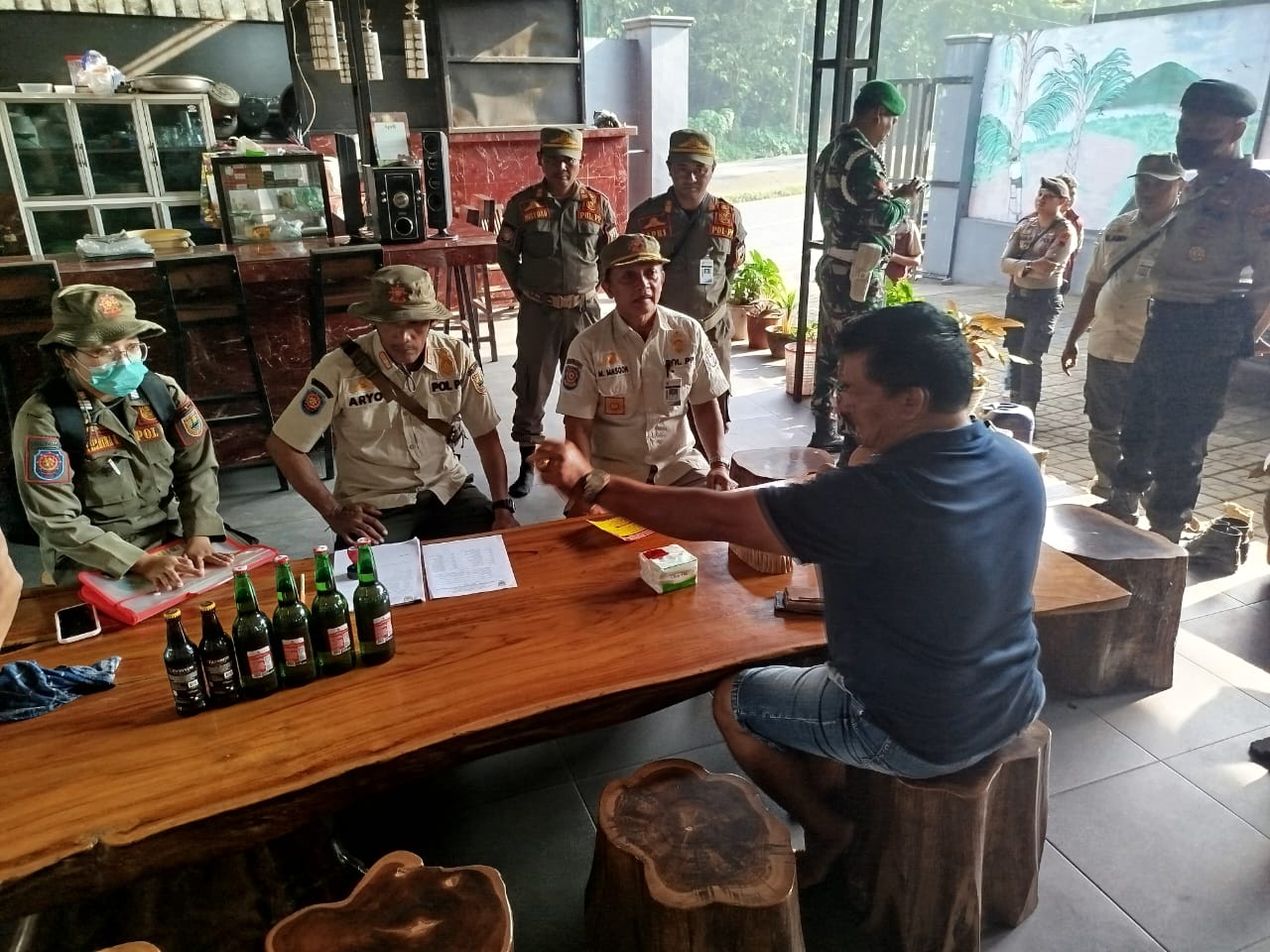 OPERASI: Petugas saat melakukan operasi di sebuah kafe di Kabupaten Batang.