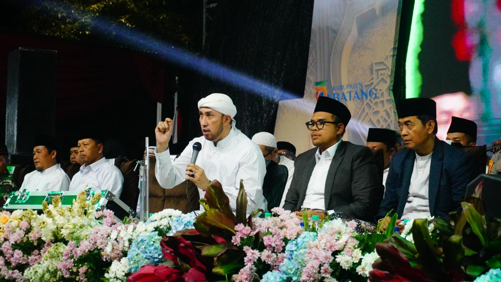 MERIAH: Habib Bidin memimpin sholawatan di Jalan Veteran.
