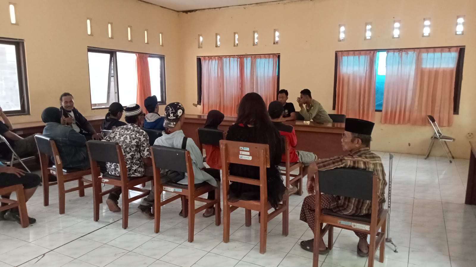 TERCIDUK: Belasan pengamen dan pengemis Alun-Alun Kajen saat diamankan di markas Satpol PP Kabupaten Pekalongan.