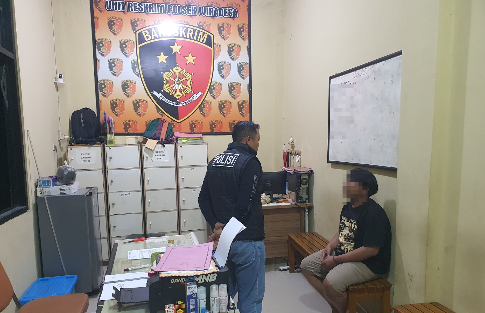 DIAMANKAN: AR, salah satu pemuda terlibat tawuran di Bondansari, Kecamatan Wiradesa, Kabupaten Pekalongan, ketika sudah diamankan di kantor polisi usai tertangkap warga.