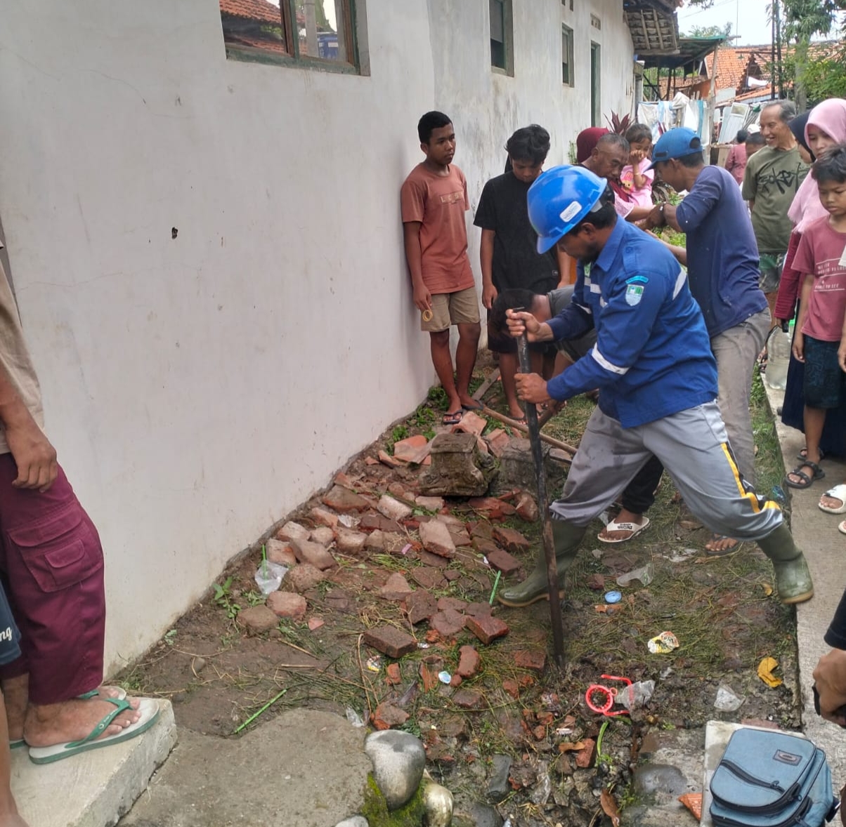 HEBOH: Petugas teknis PDAM Tirta Kajen saat turun memperbaiki kebocoran pipa di tengah hebohnya warga soal