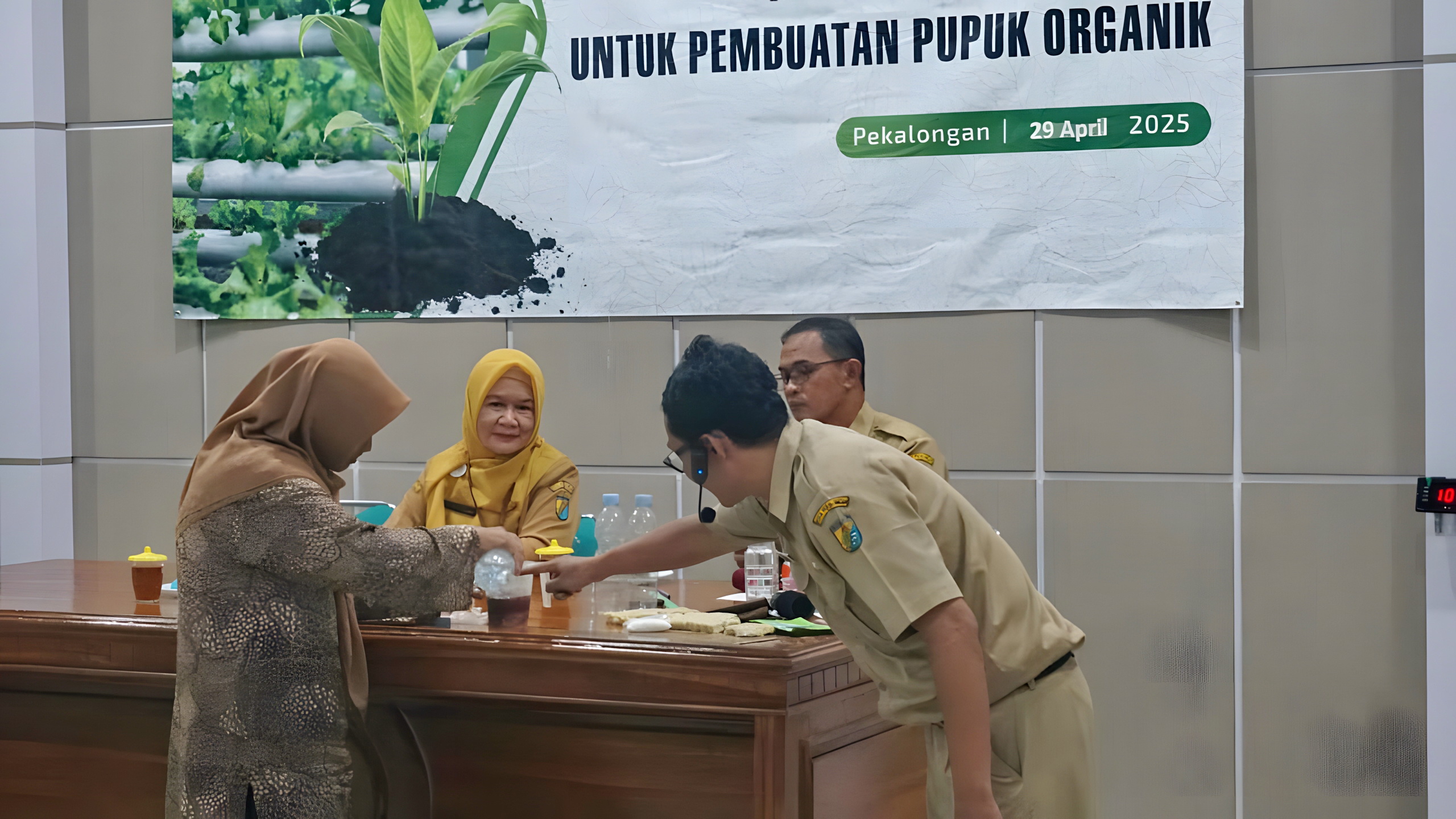 PRAKTEK &ndash; Salah satu peserta saat mempraktekan membuat pupuk organi dai bahan sampah, saat pelatihan di Aula Kantor Dinperpa, pada Selasa (29/4/2025).