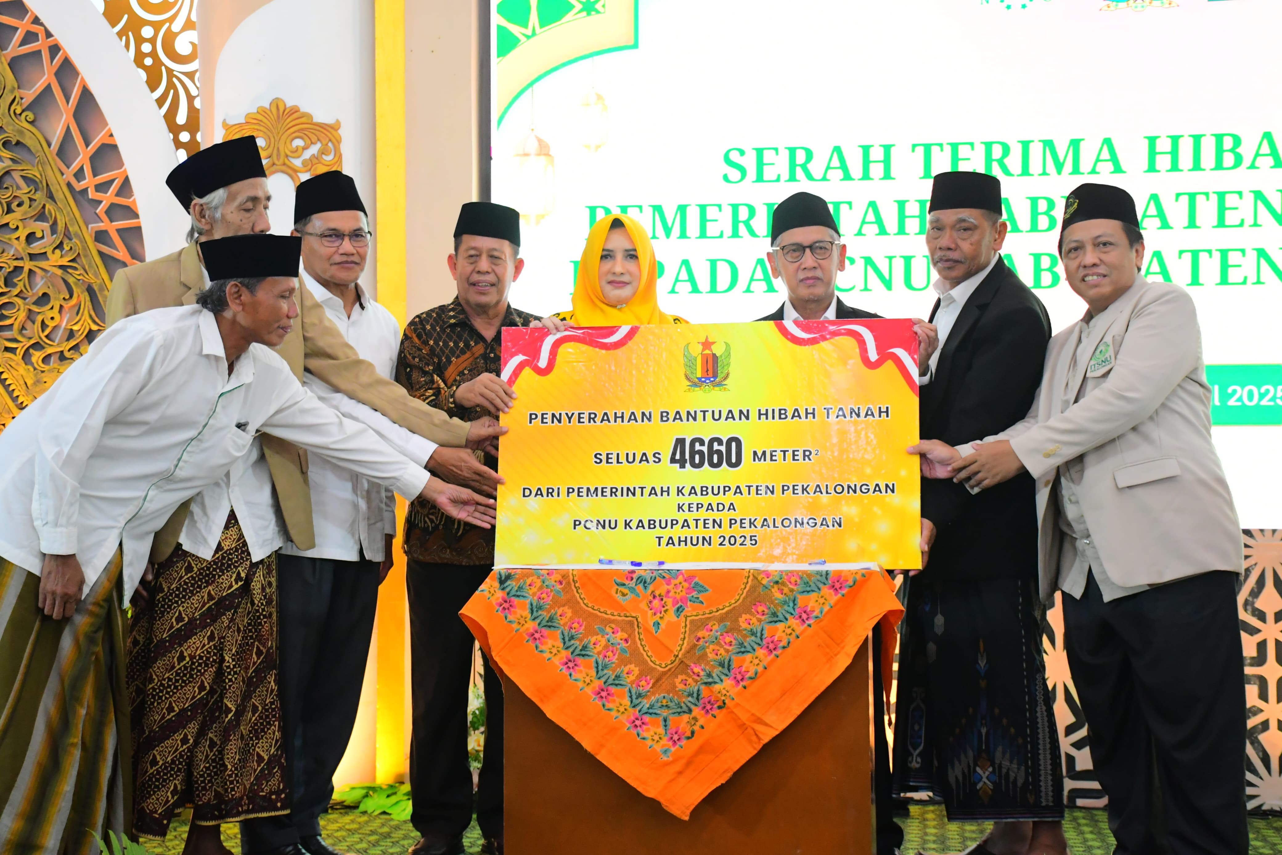 HIBAH: Bupati Pekalongan Fadia Arafiq saat penyerahan hibah tanah dari Pemkab Pekalongan ke PCNU Kabupaten Pekalongan, Selasa (29/4/2025).