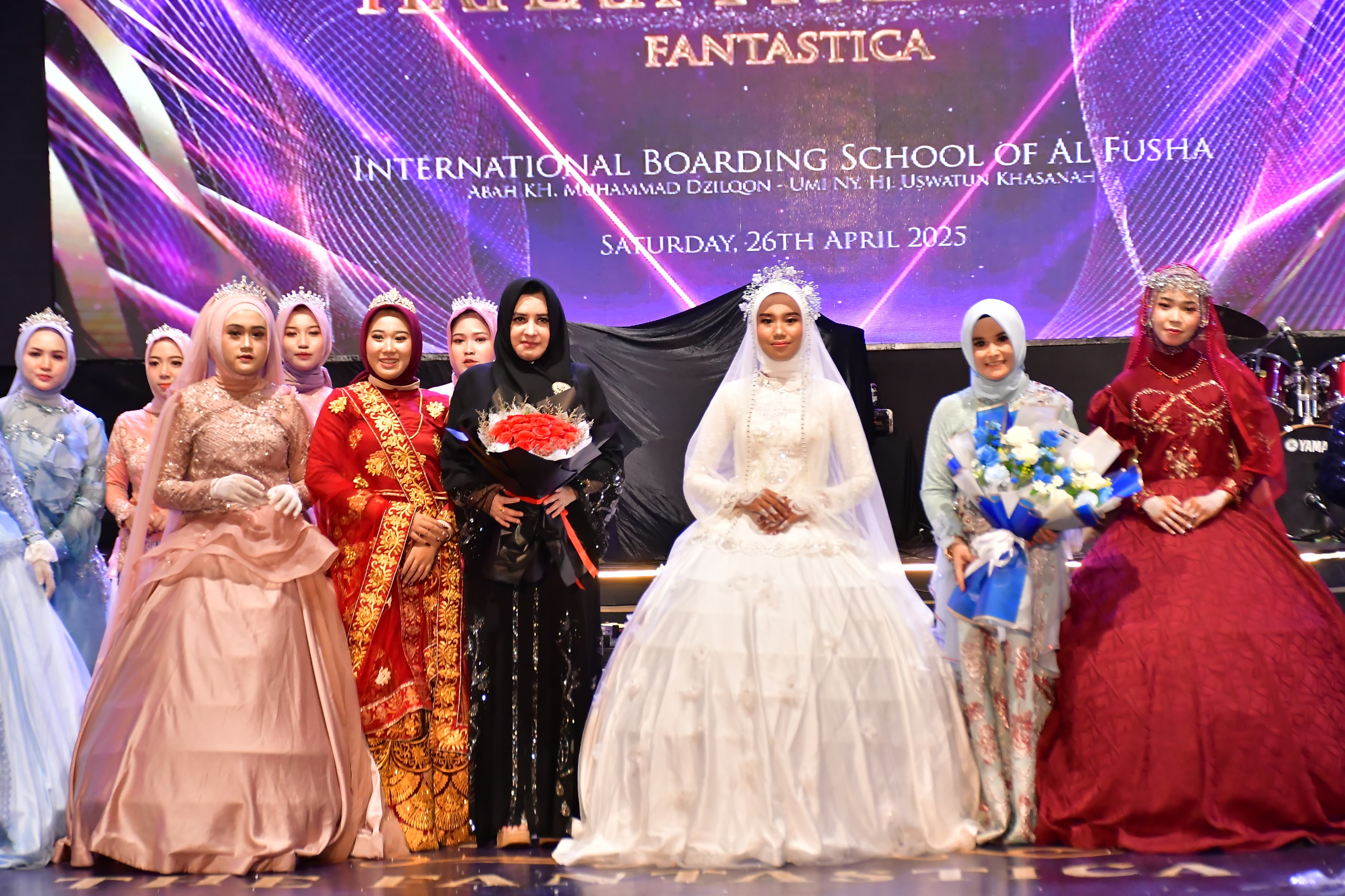 ESTETIK: Bupati Pekalongan Fadia Arafiq saat bersama santriwati pondok pesantren Al Fusha yang tampil dalam panggung Haflah Al Fusha, Sabtu (26/4/2025) malam.