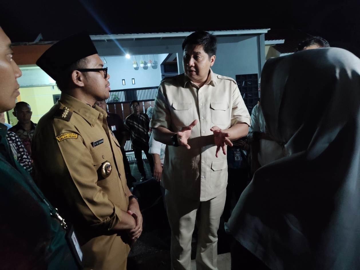 TINJAUAN: Menteri Perumahan dan Kawasan Permukiman, Maruarar Sirait saat meninjau sebuah perumahan di Kabupaten Batang.