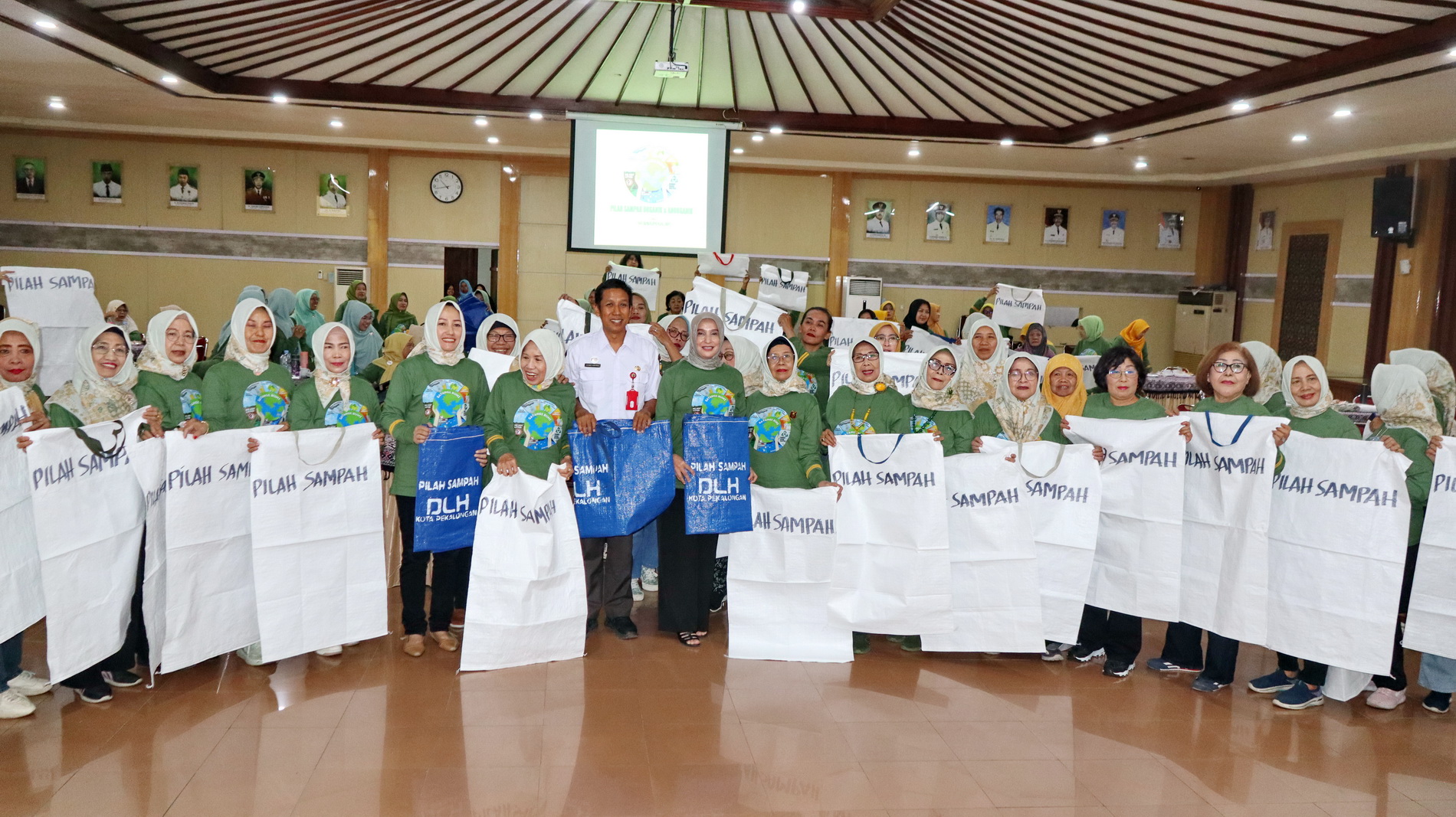 KOMPAK &ndash; Perwakilan organisasi Wanit di Kota Pekalongan secara simbolis pegang karung pilah sampah, siap jadi pionir pilah sampah dari rmah tangga, di Ruang Jlamprang, Rabu (30/4/2025).
